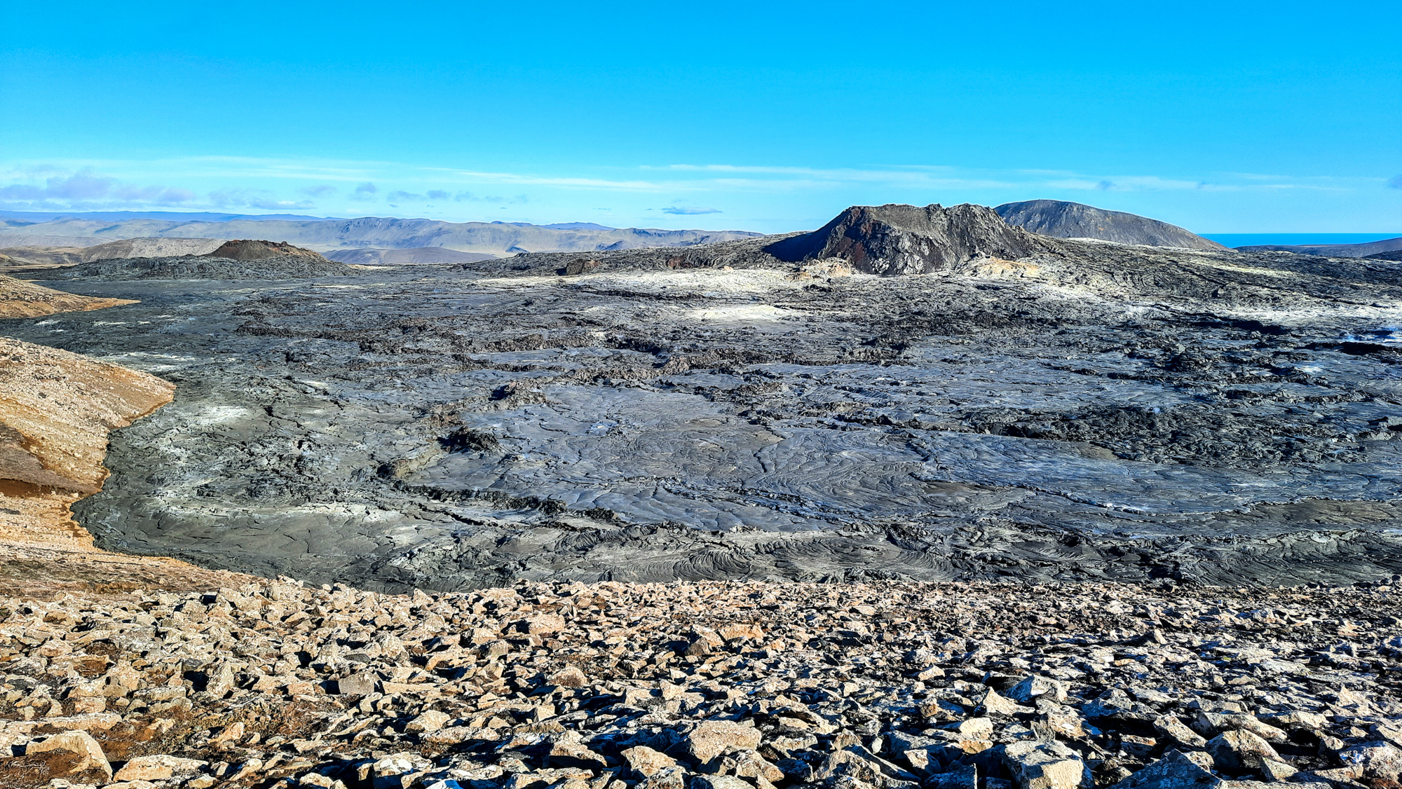 Pohľad na krátery a lávové polia v doline Geldingadalir vzniknuté v roku 2021.