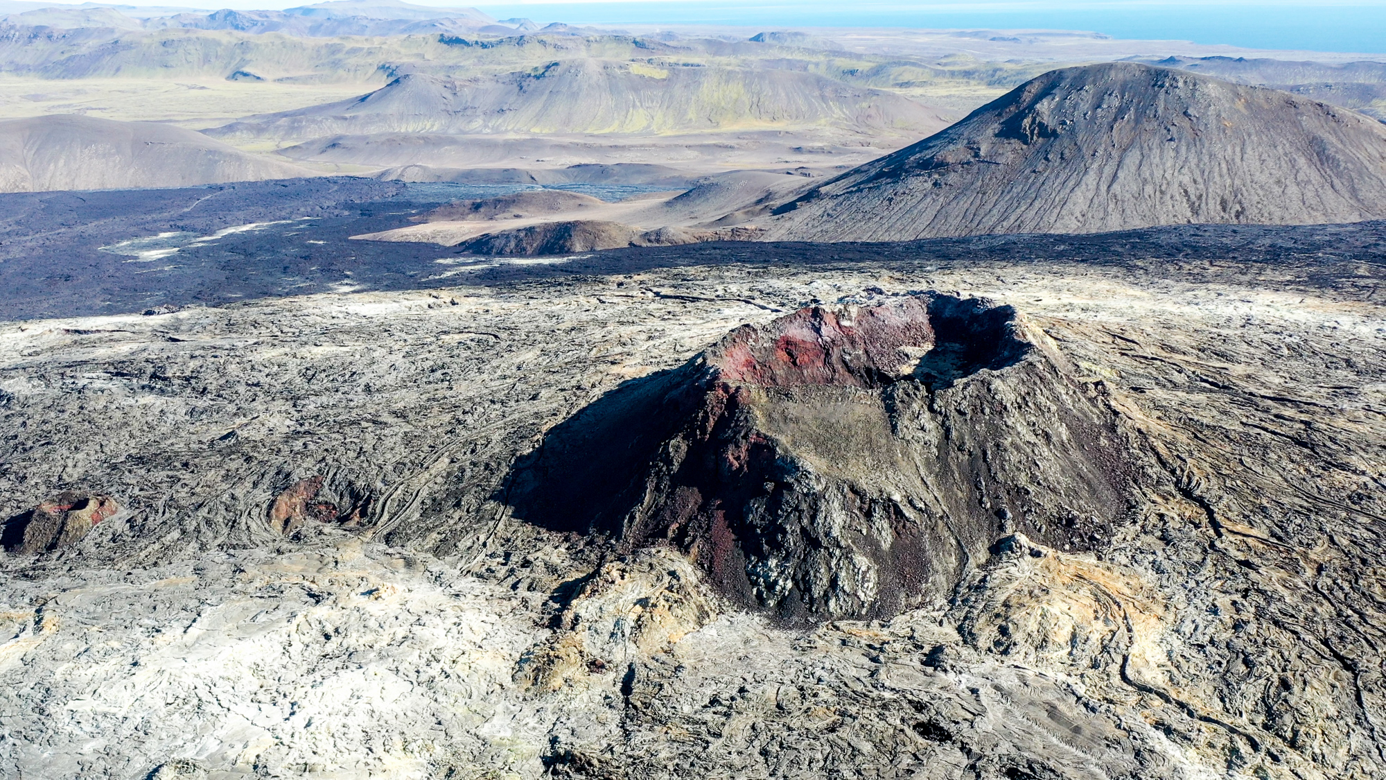 Pohľad na najväčší kráter v doline.