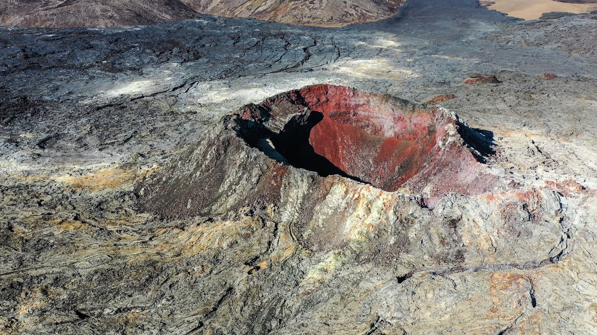 Najväčší kráter a niekoľko malých za ním zhora, sopka Fagradalsfjall.