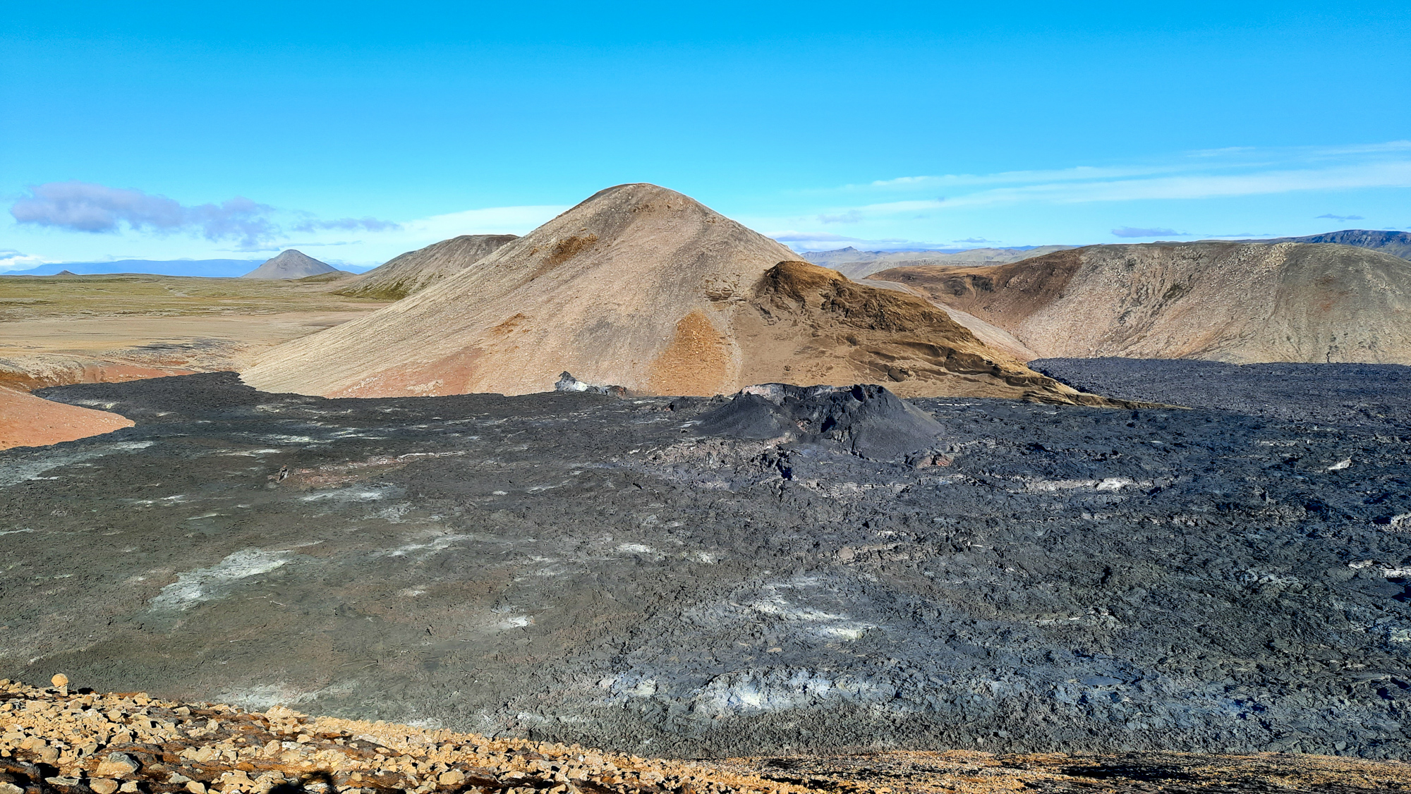 Dolina Meradalir a kráter vzniknutý v auguste 2022.