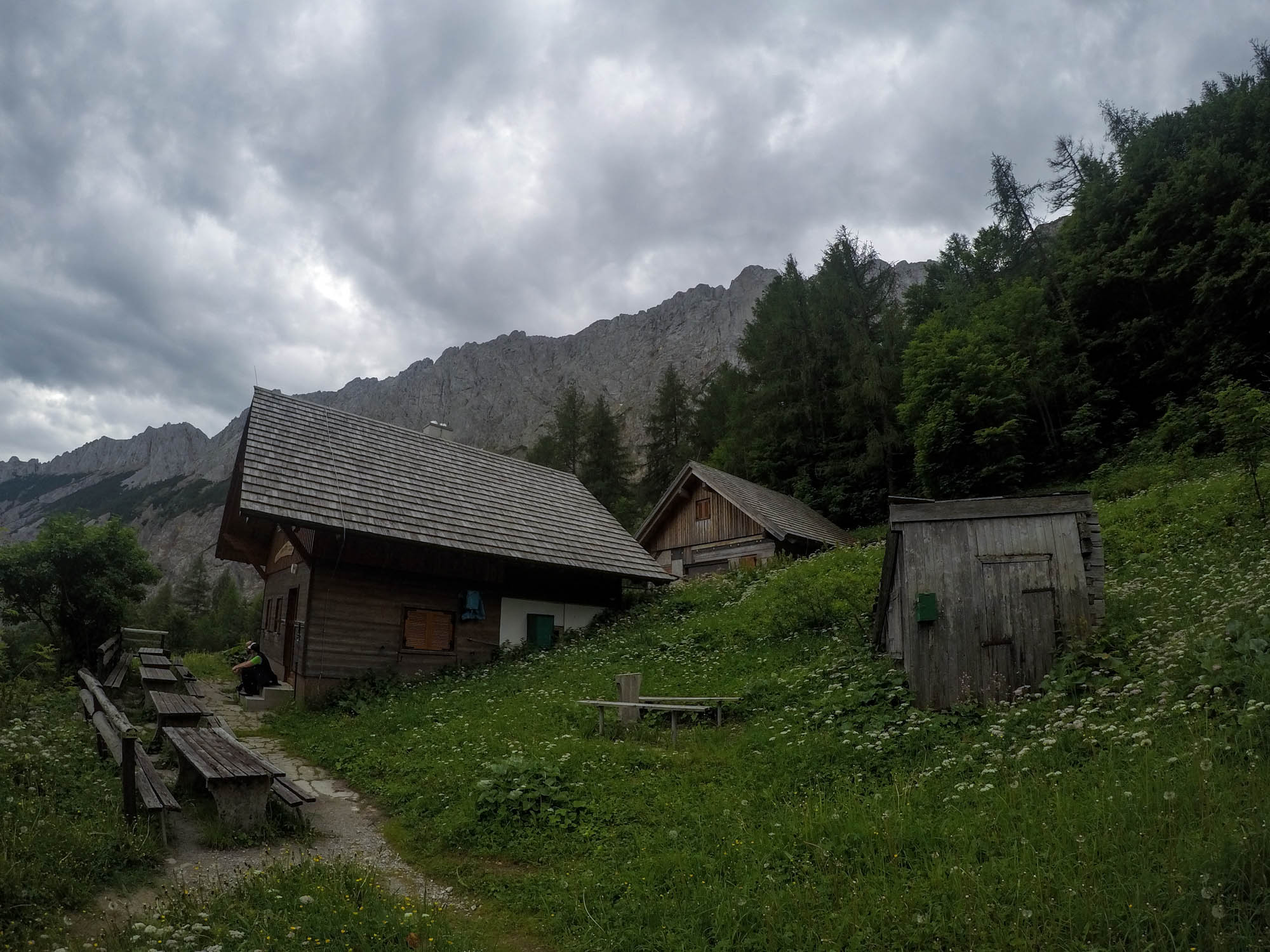 Približne po hodine cesty a prvom stúpaní lesom sa objavila chatka Florlhutte, vo výške okolo 1300 m.