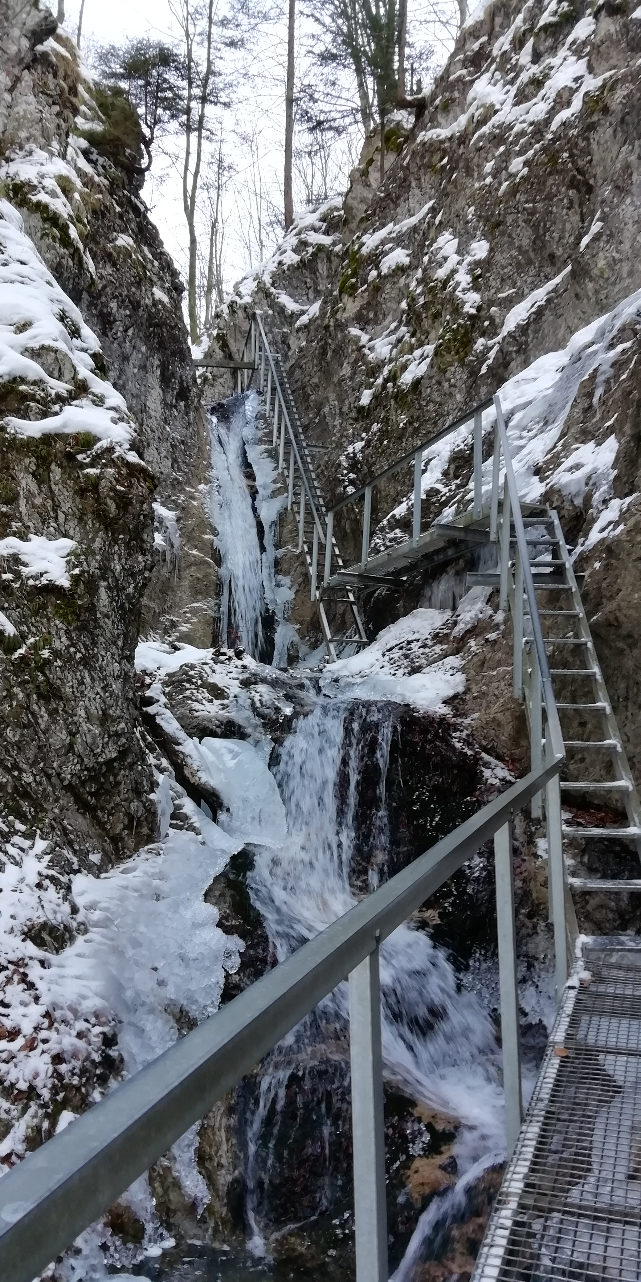 Ďalší rebríkový úsek ponad vodopády