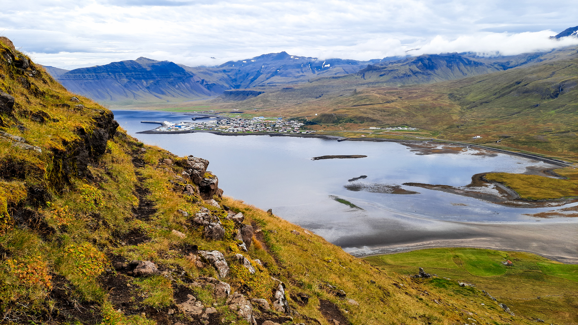 Pohľad na dedinu Grundarfjörður počas stúpania.