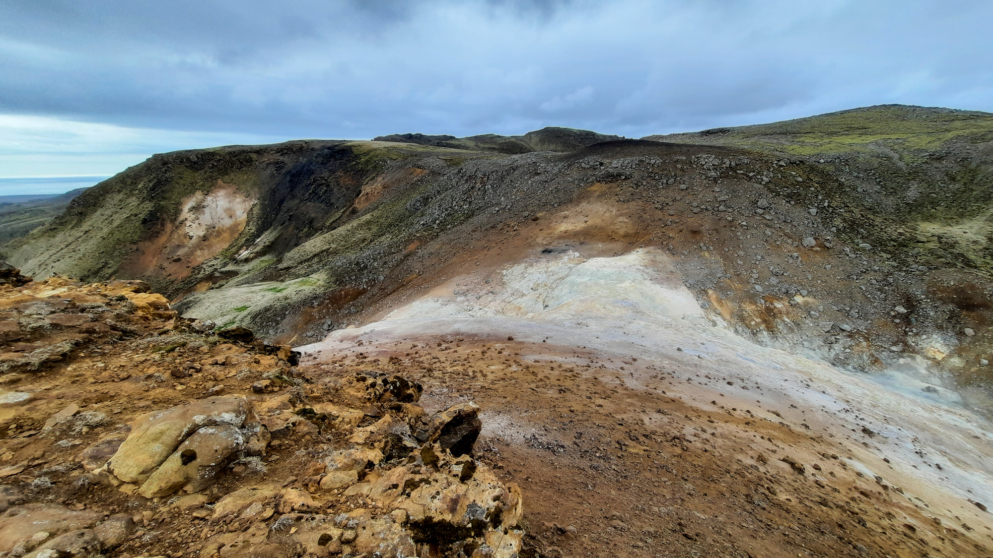 Pohľad z vrcholu Hverafjall na okolie, ktoré je charakteristicky sfarbené.