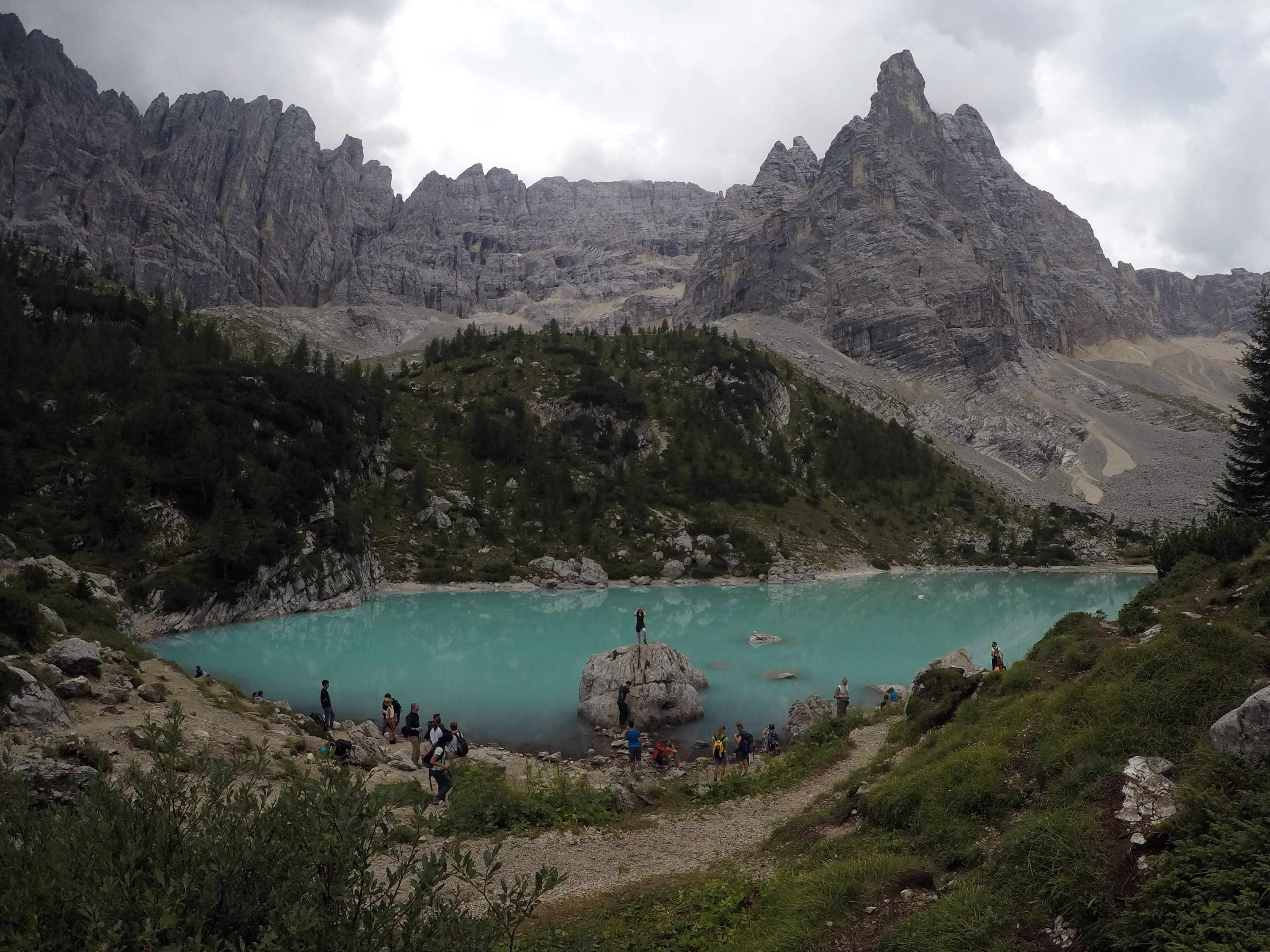 Lago di Sorapis, nad ním vrch Dito di Dio (Prst Boha) 2603 m n.m.
