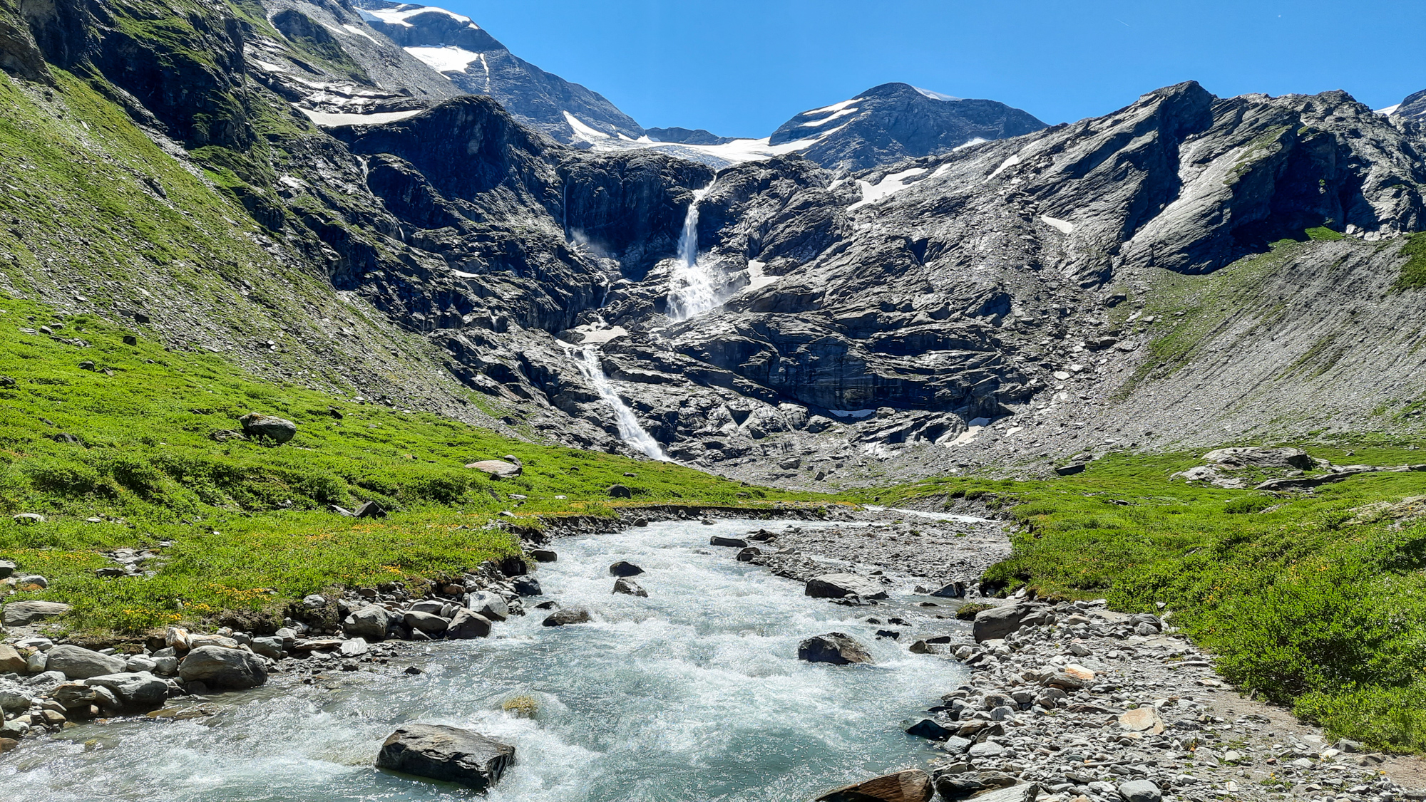 Topiaci sa ľadovec Karlingerkees vytvára nádherný vodopád.