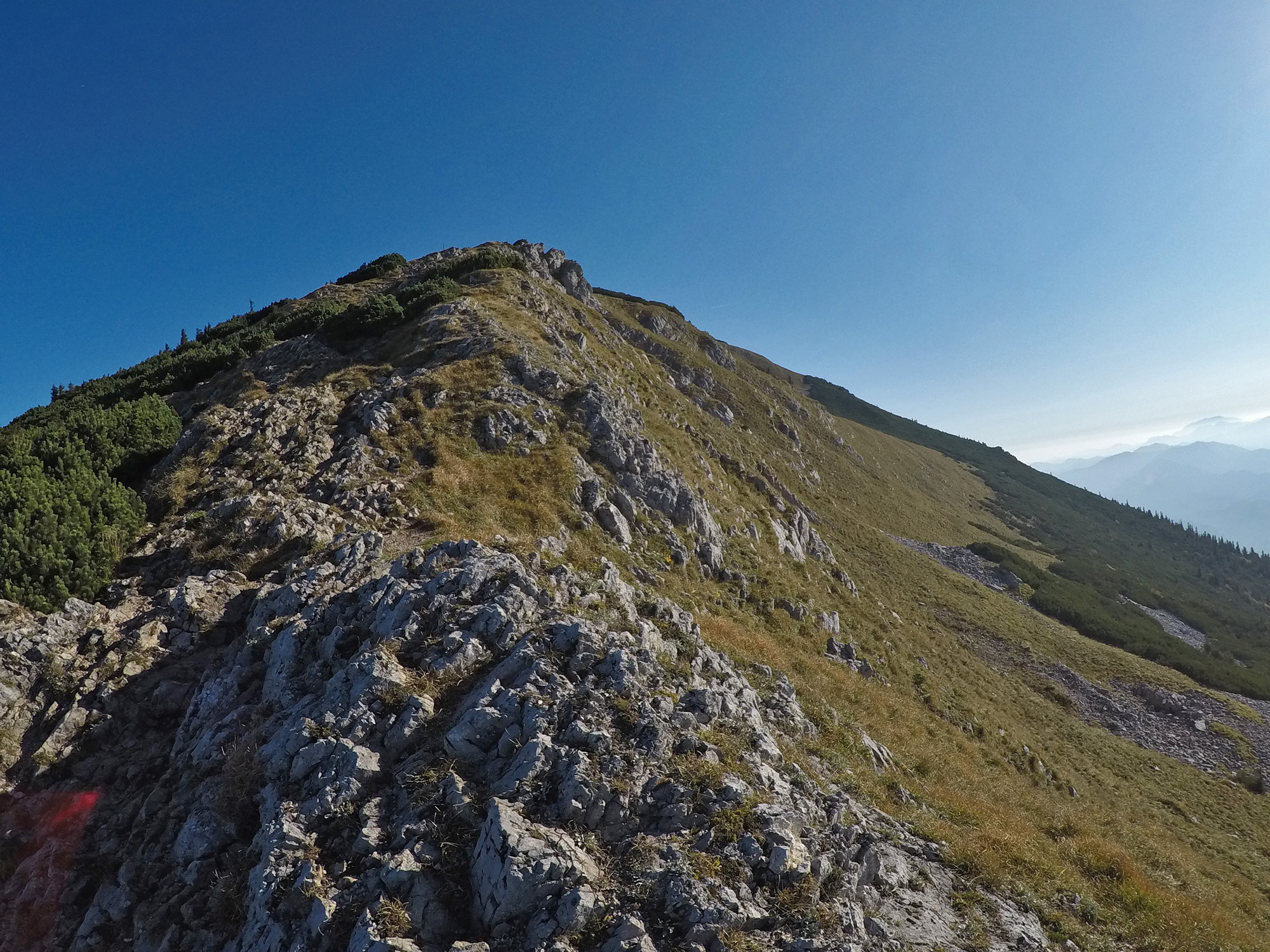 Cesta na Ötscher vedie cez skalnatý úsek, ktorý je pomerne prudký a zrána šmykľavý