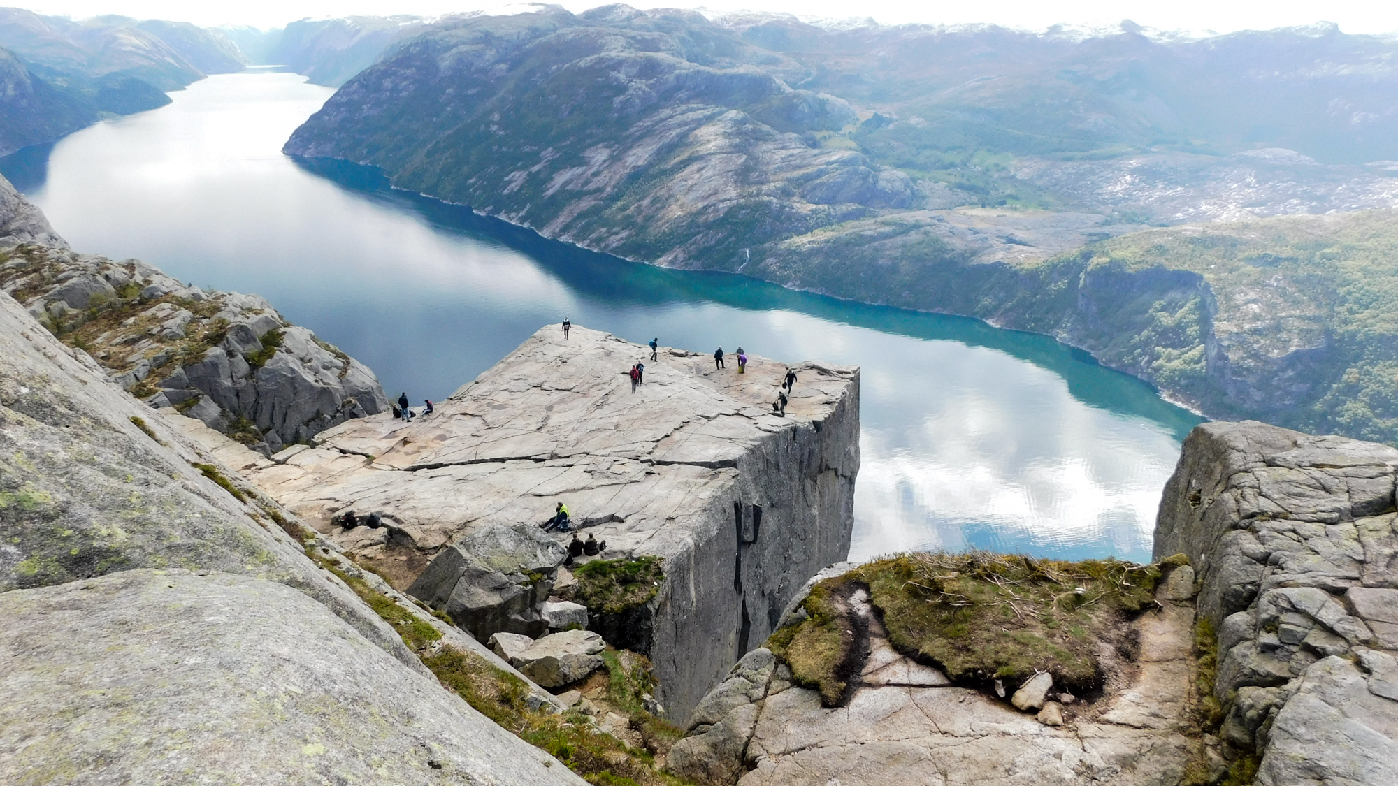 Preikestolen na nachádza vo výške 604 metrov nad fjordom.