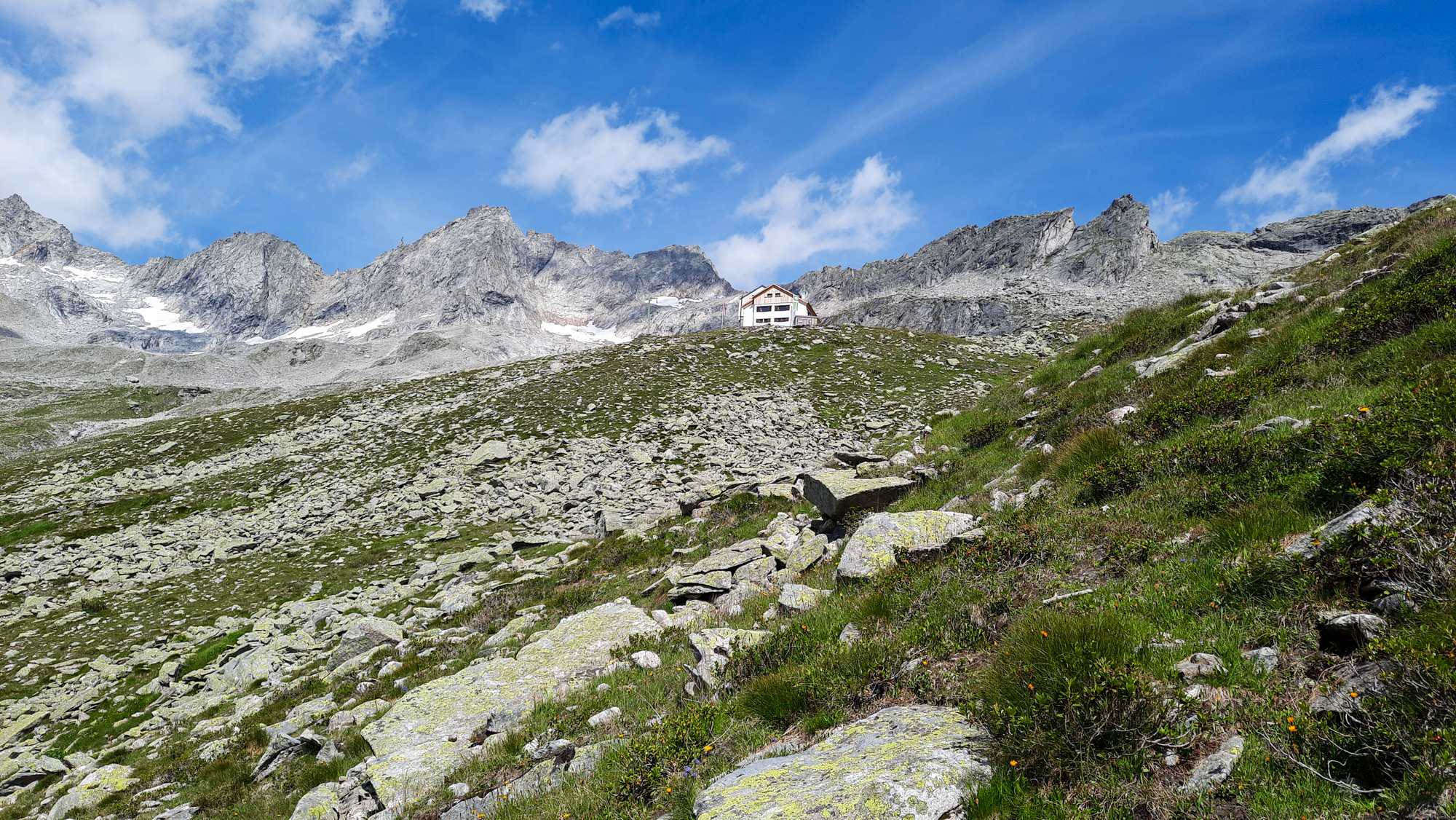 Stúpanie k Plauner Hütte. Vrchy (zľava) Zillerspitze, Richterspitze, severný a južný Schwarzkopf a Rainbachkopfl.