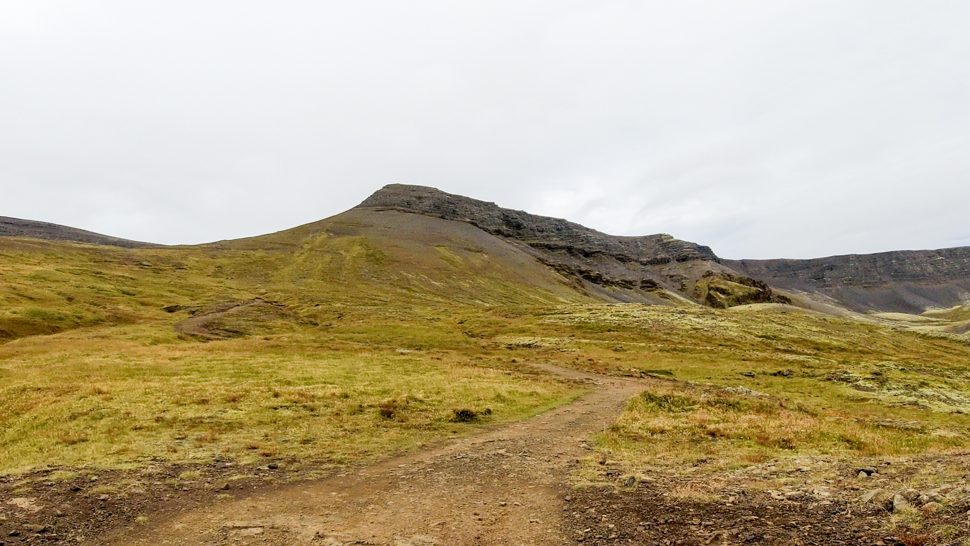 Vrchol Þverfellshorn je vo výške približne 820 m.