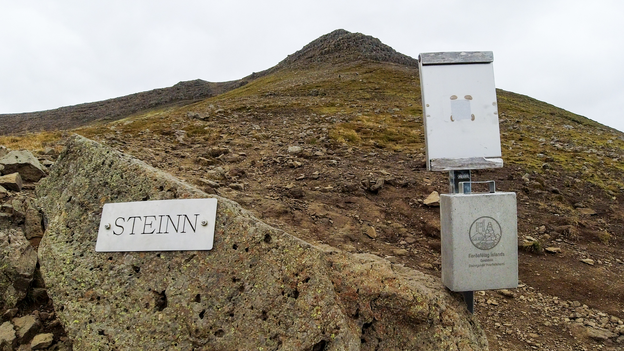 Obe cesty sa spoja pod vrcholom na mieste Steinn, čo znamená skala.