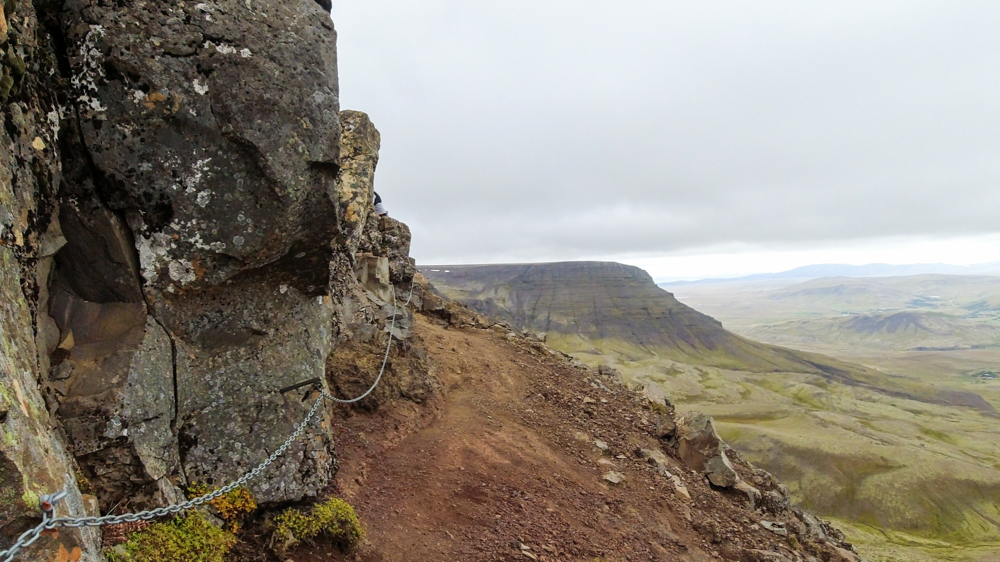 Pohľad pri výstupe na vrchol Gunnlaugsskarð v pohorí Esjan.