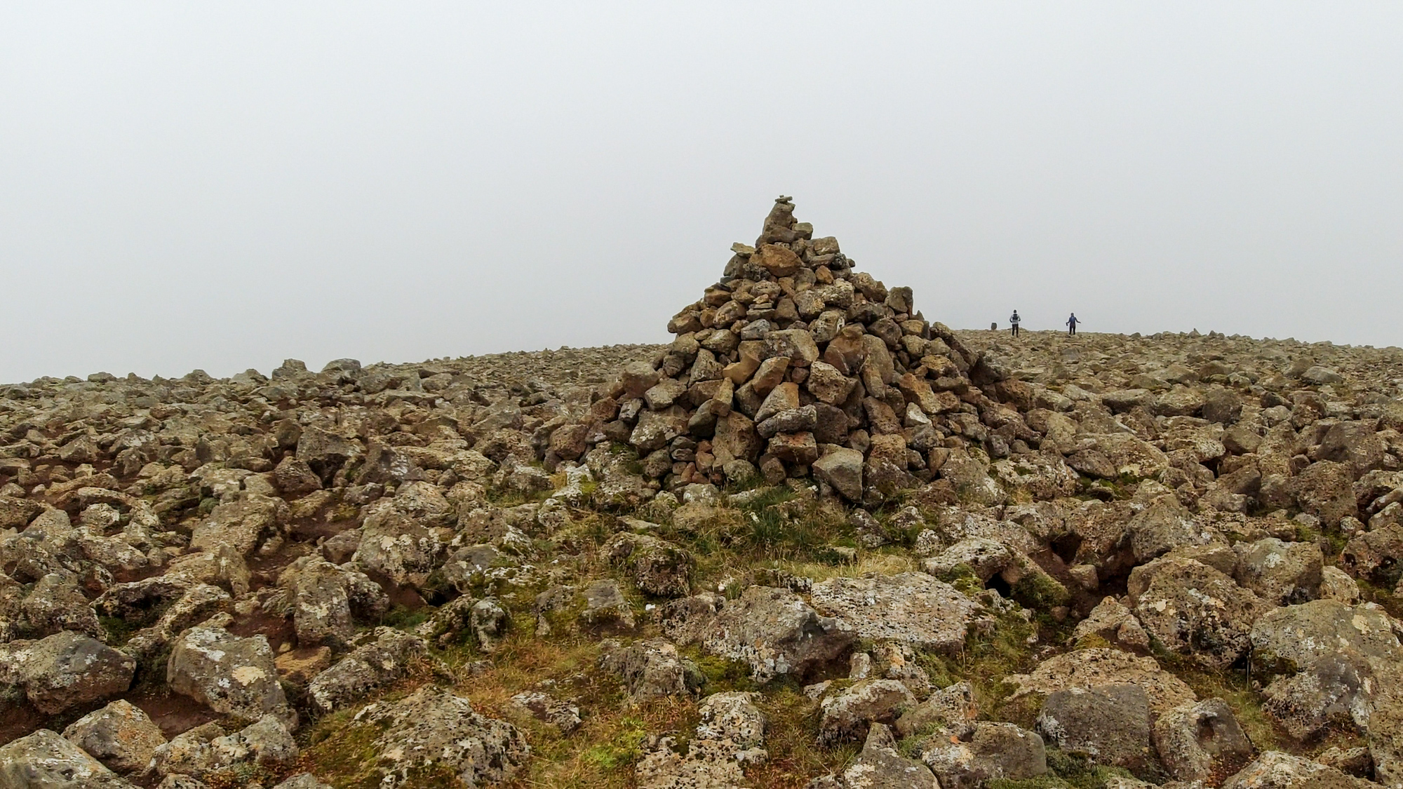 Pyramídka na vrchole Þverfellshorn, kde sa nachádza skalnatá náhorná plošina.