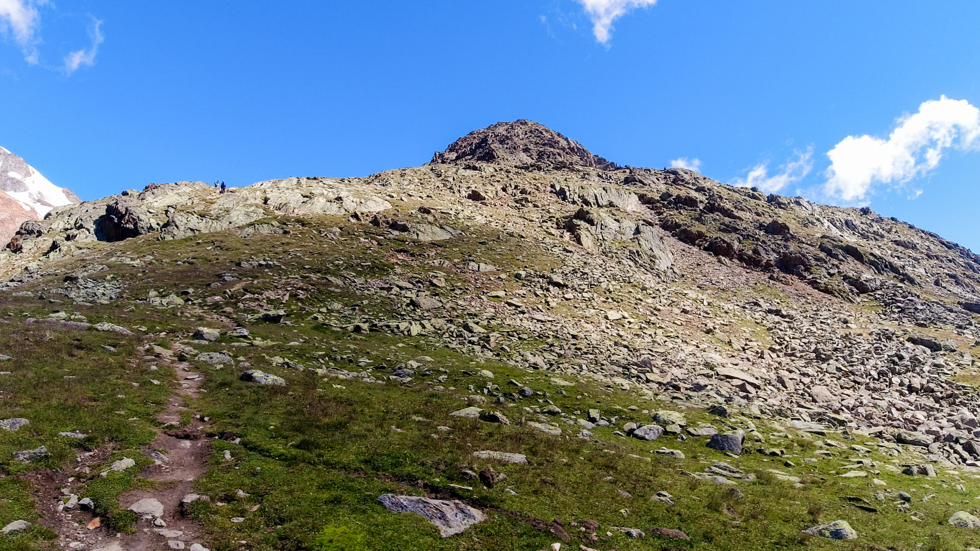 Výškový rozdiel medzi začiatočným bodom túry a vrcholom je okolo 700 metrov.