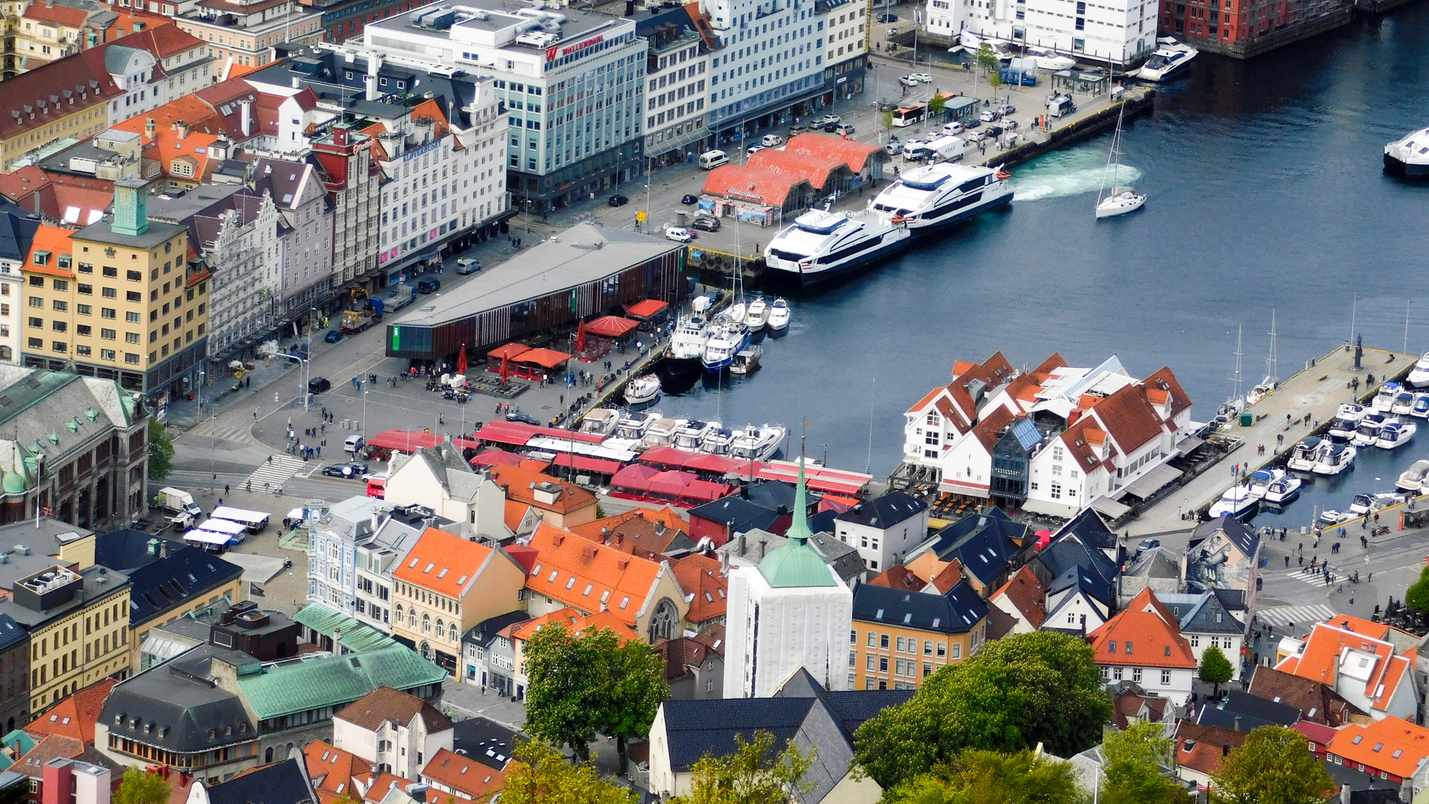Rybie trhy v Bergene z vyhliadky Fløyen.