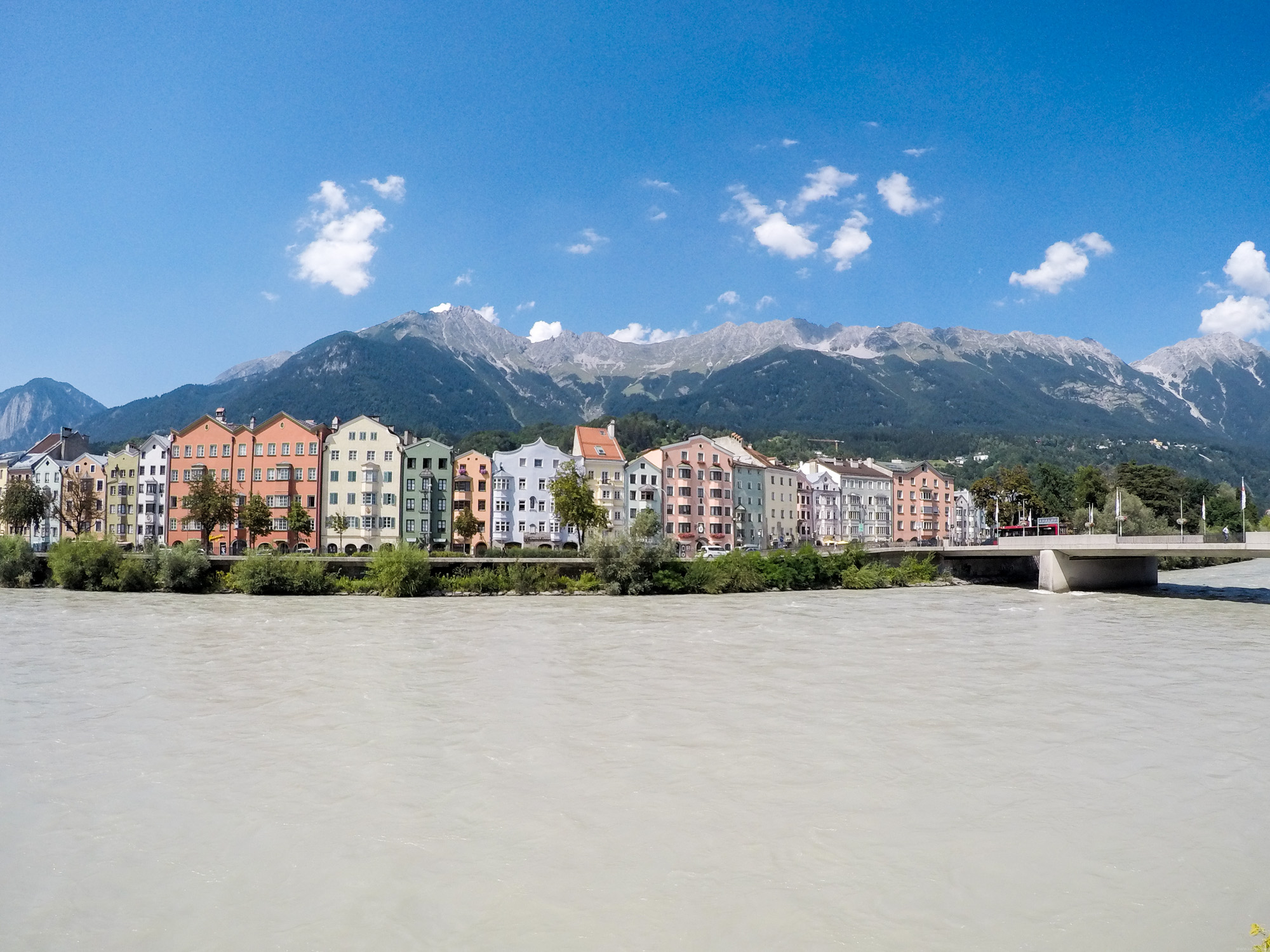 Innsbruck, hlavné mesto Tirolska, leží na rieke Inn. Piate najväčšie mesto v Rakúsku.