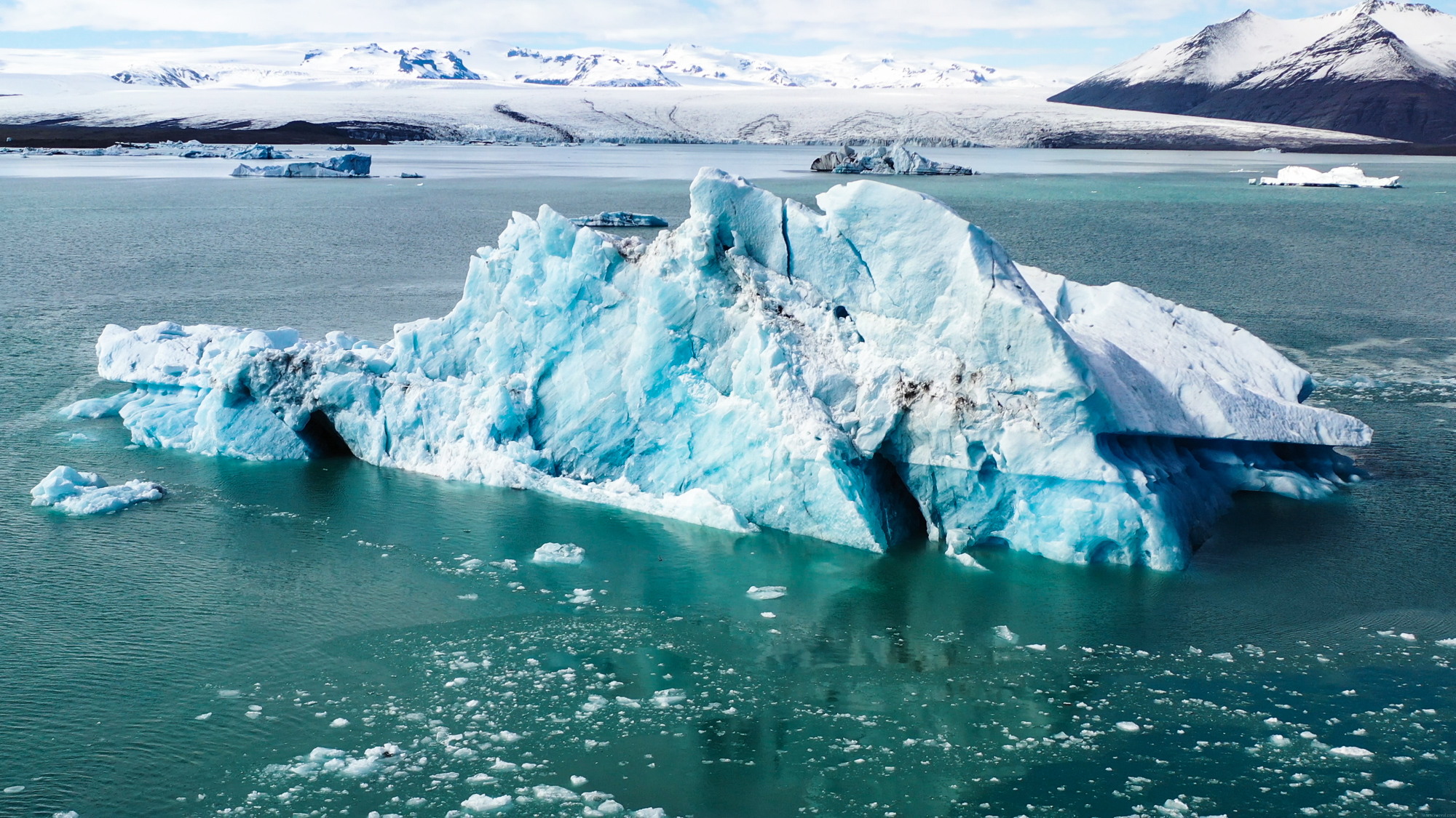 V jazere plávajú ľadovcové kryhy najrôznejších rozmerov a tvarov.