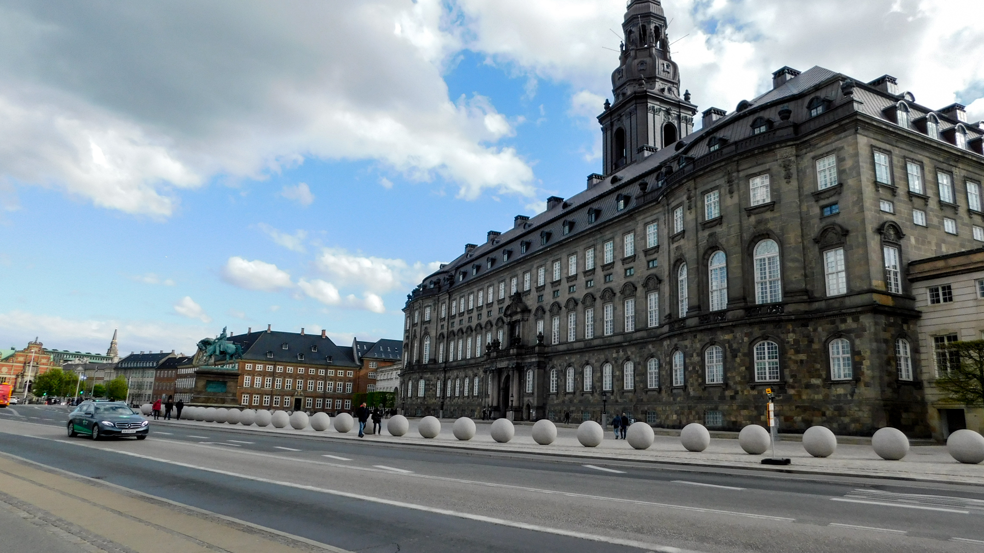 Christiansborg Palace z druhej strany. Pred ním socha Frederika VII.