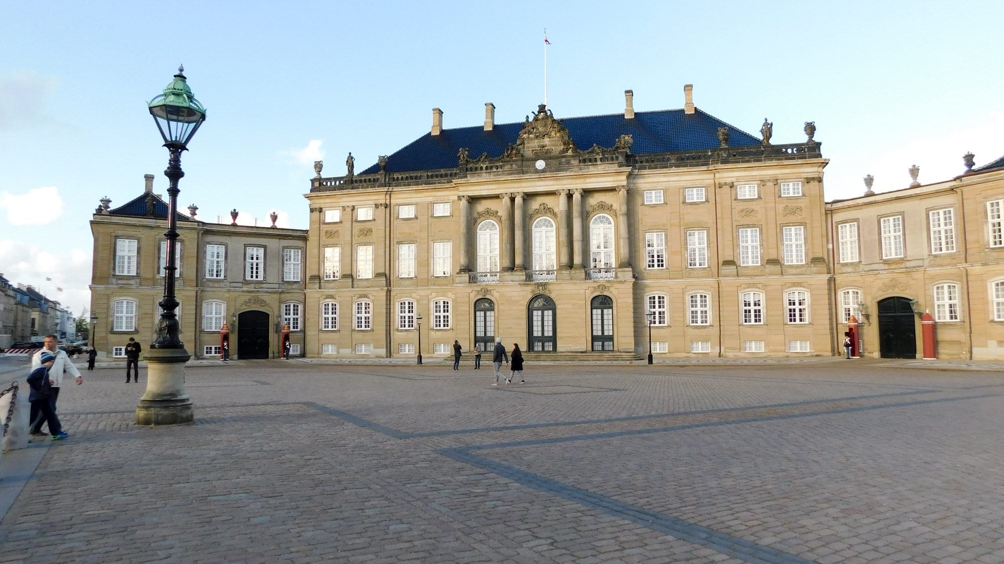 Jedna z budóv Amalienborgu, zimné sídlo kráľovskej rodiny.