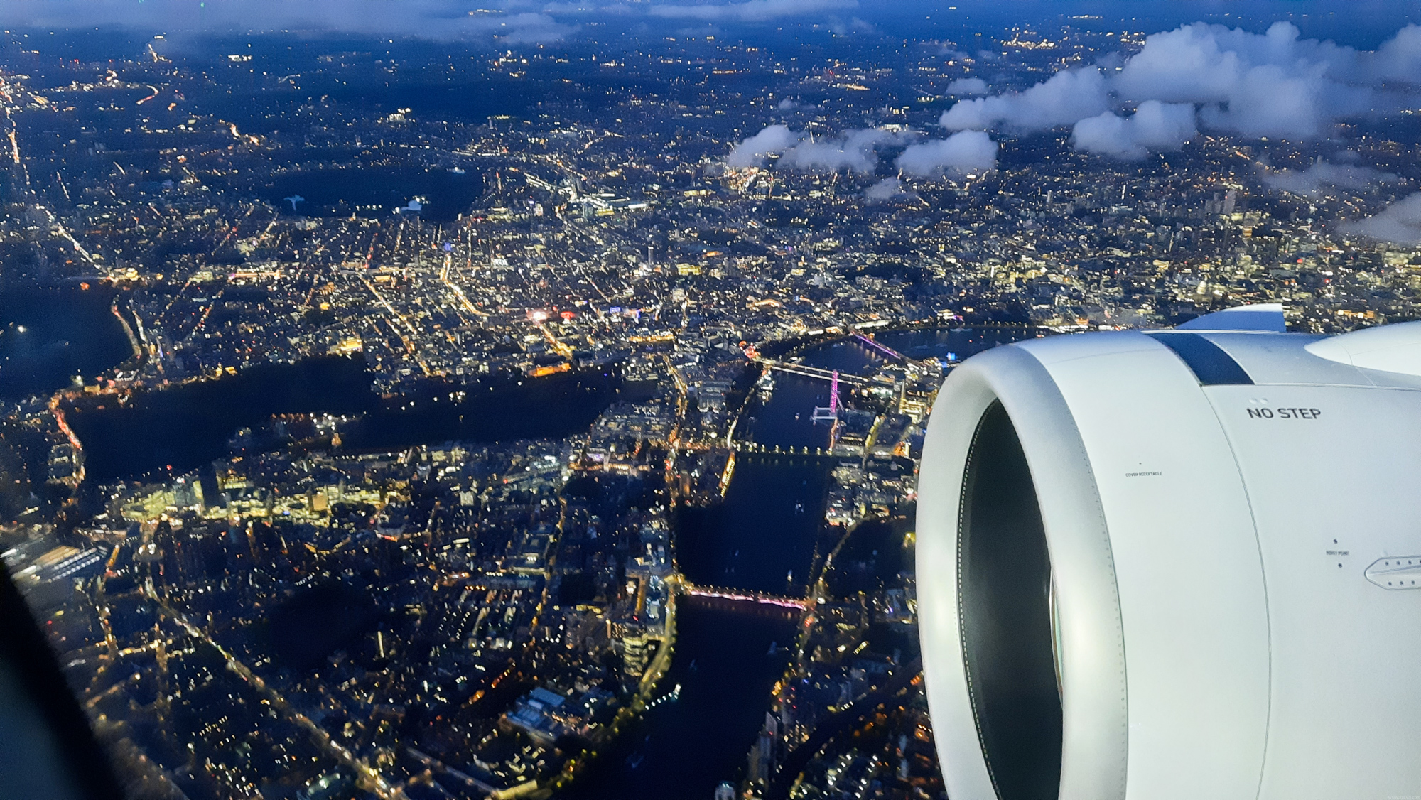Pohľad na večerný Londýn z lietadla.