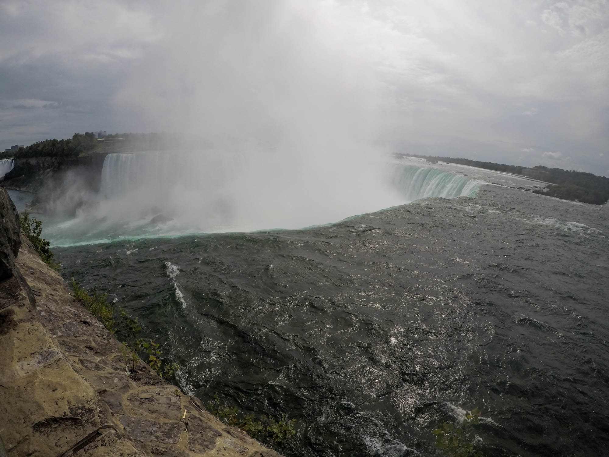 Vodopády ležia na rieke Niagara dlhej 56 km. Tečie z jazera Erie do jazera Ontário.