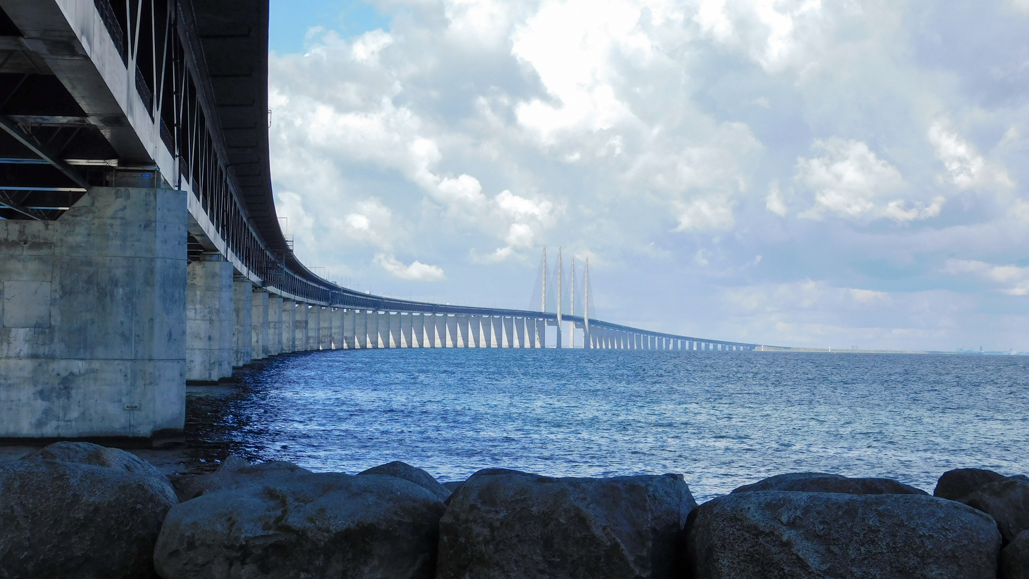 Most je necelých 8 km dlhý a nachádza sa na švédskej strane, následne 4 km tvorí podmorský tunel na dánskej strane.