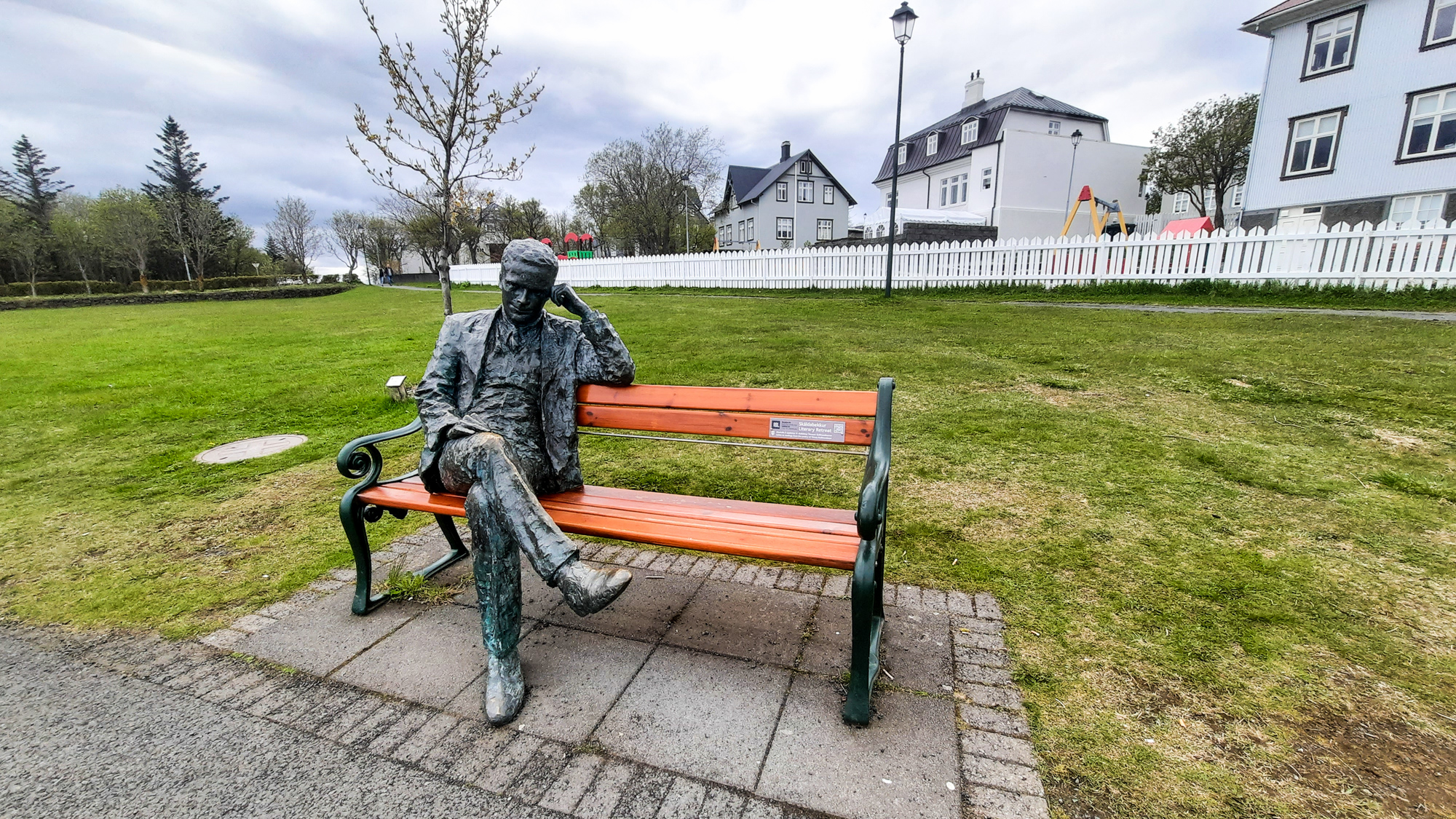 Park Hljómskálagarður, socha spisovateľa Tómasa Guðmundssona.