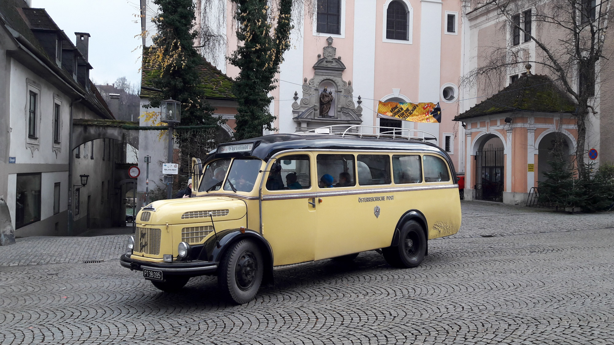 Historický autobus rakúskej pošty.
