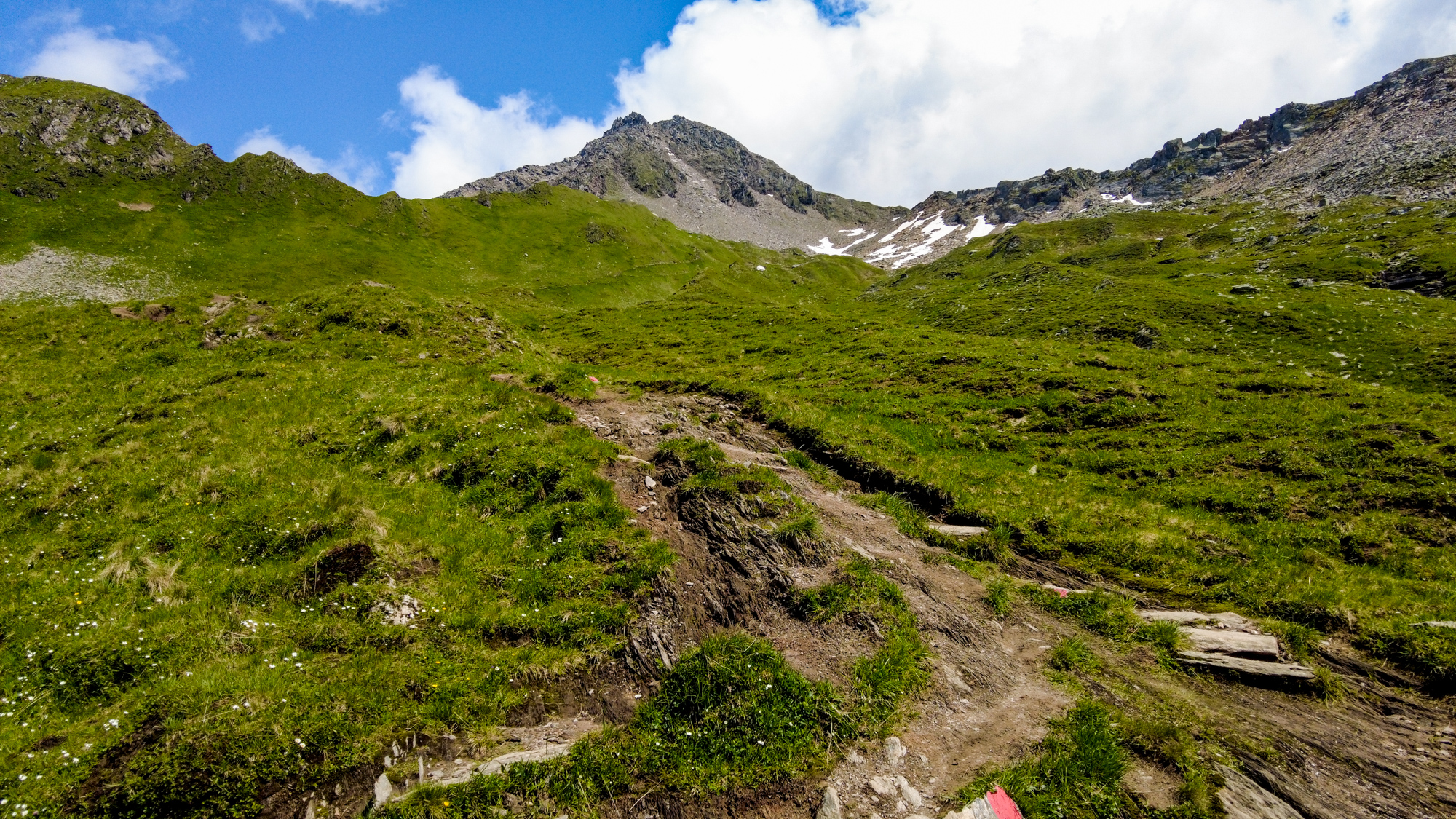 Od Edelhütte už začína prudšie stúpanie do sedla a na vrchol.