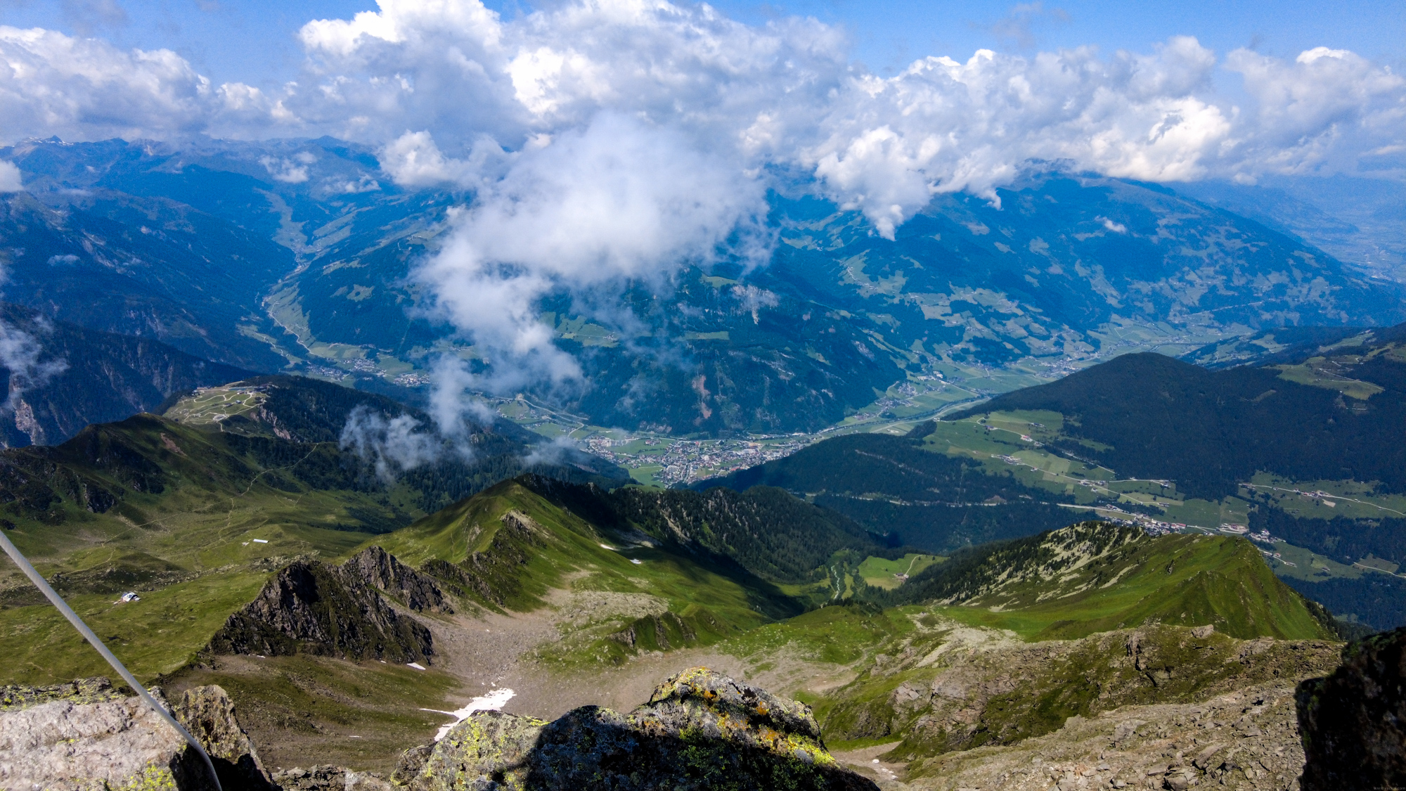Pohľad z Ahornspitze na Mayrhofen.