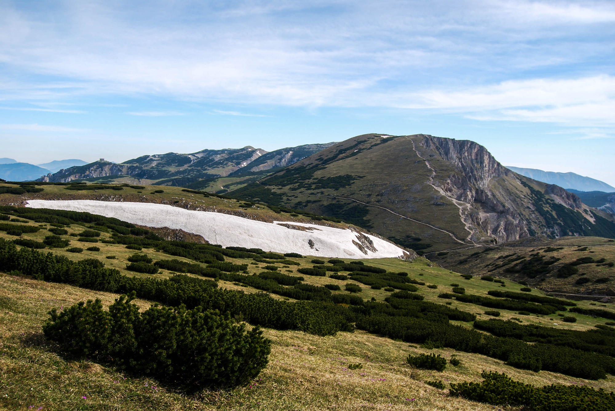 Cestou hore na Heukuppe, pohľad na Predigtstuhl, pohorie Rax a v pozadí Habsburghaus