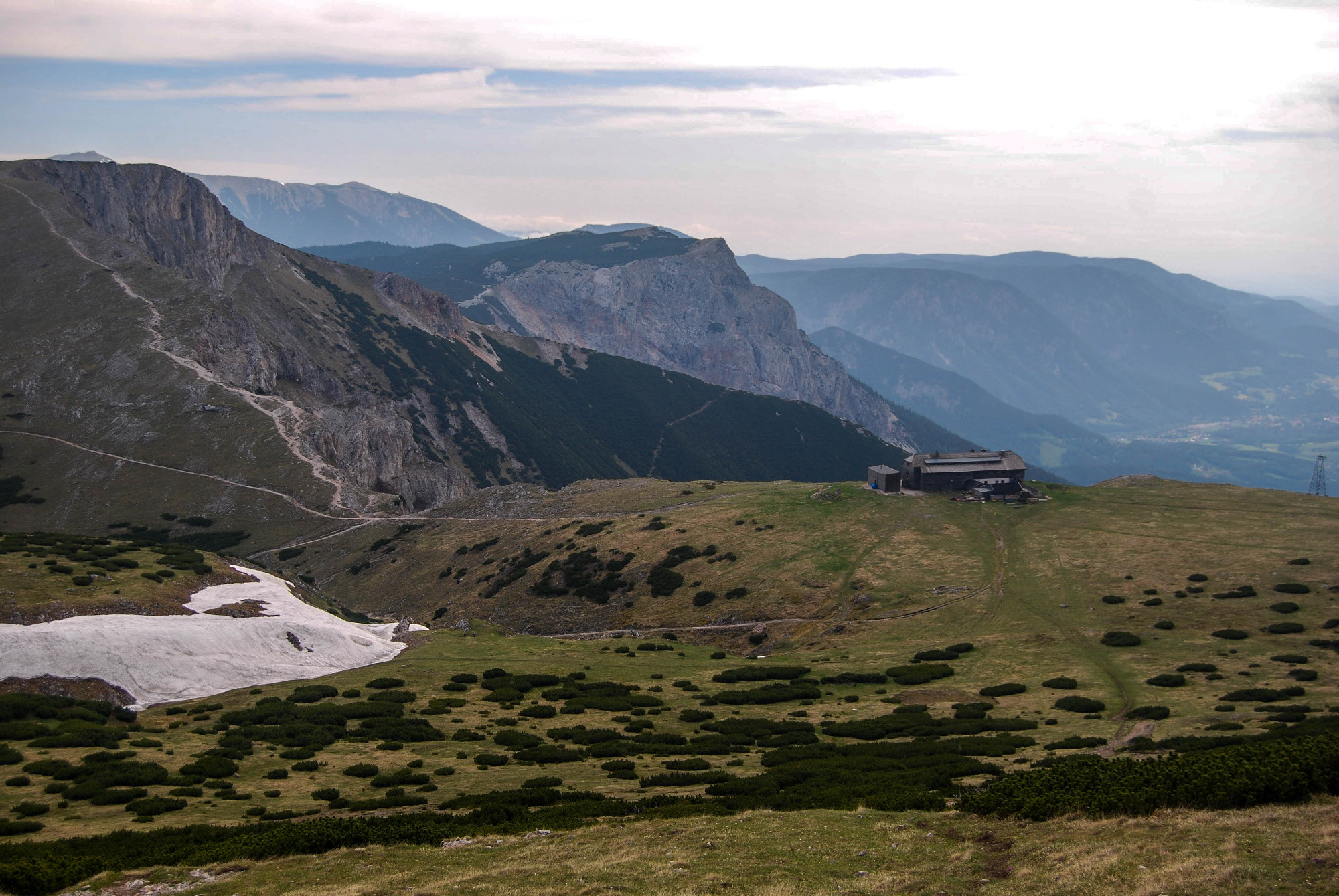 Pohľad z Heukuppe na Karl-Ludwig-Haus, skala Predigtstuhl a v pozadí Preinerwandkreuz