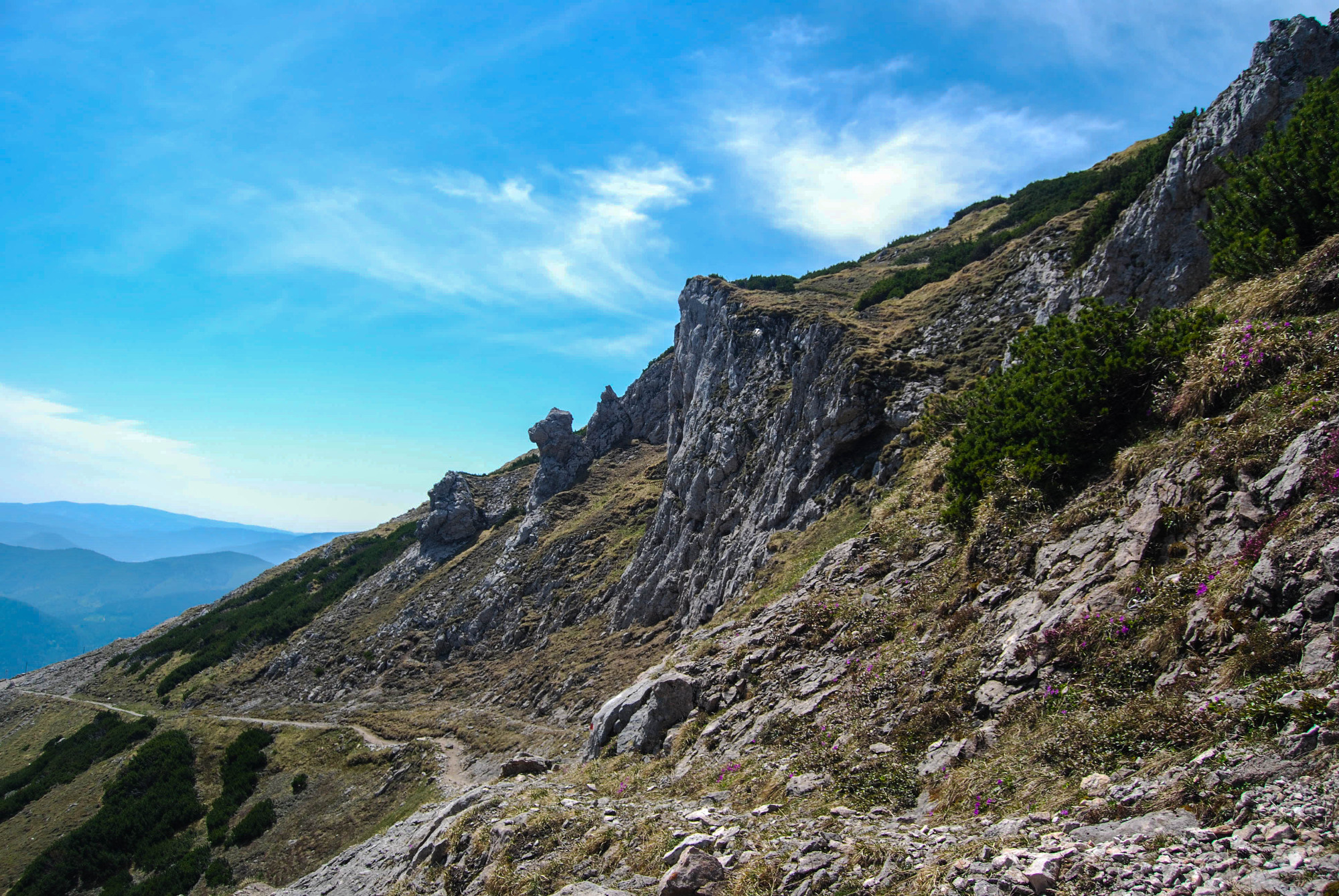 Cesta dole, vápancove skaly