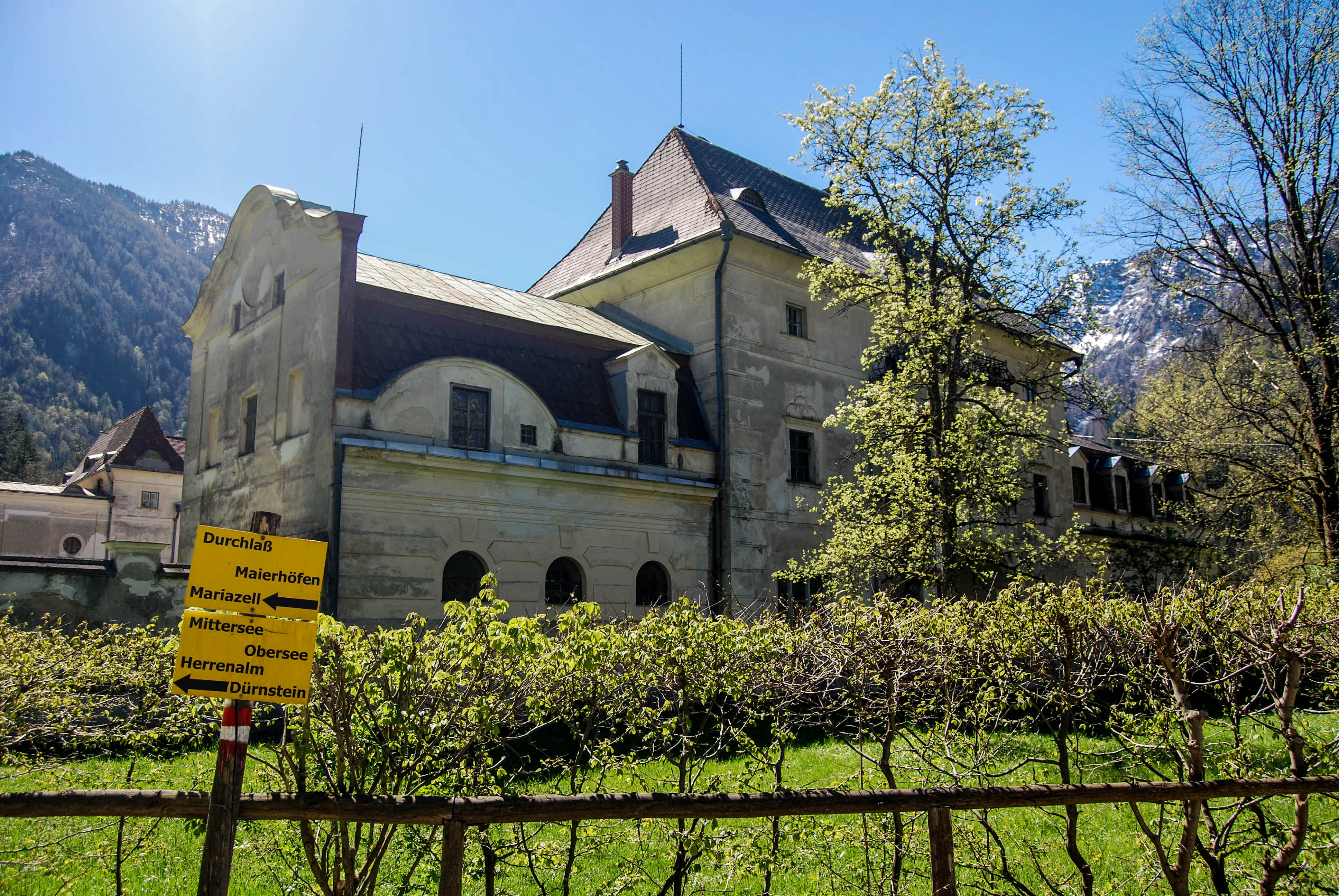 Od zámku Seehof (Schloss Seehof) začína turistická značka k jazerám Mittersee (1h), Obersee (2h) a na vrch Dürrenstein (5h)