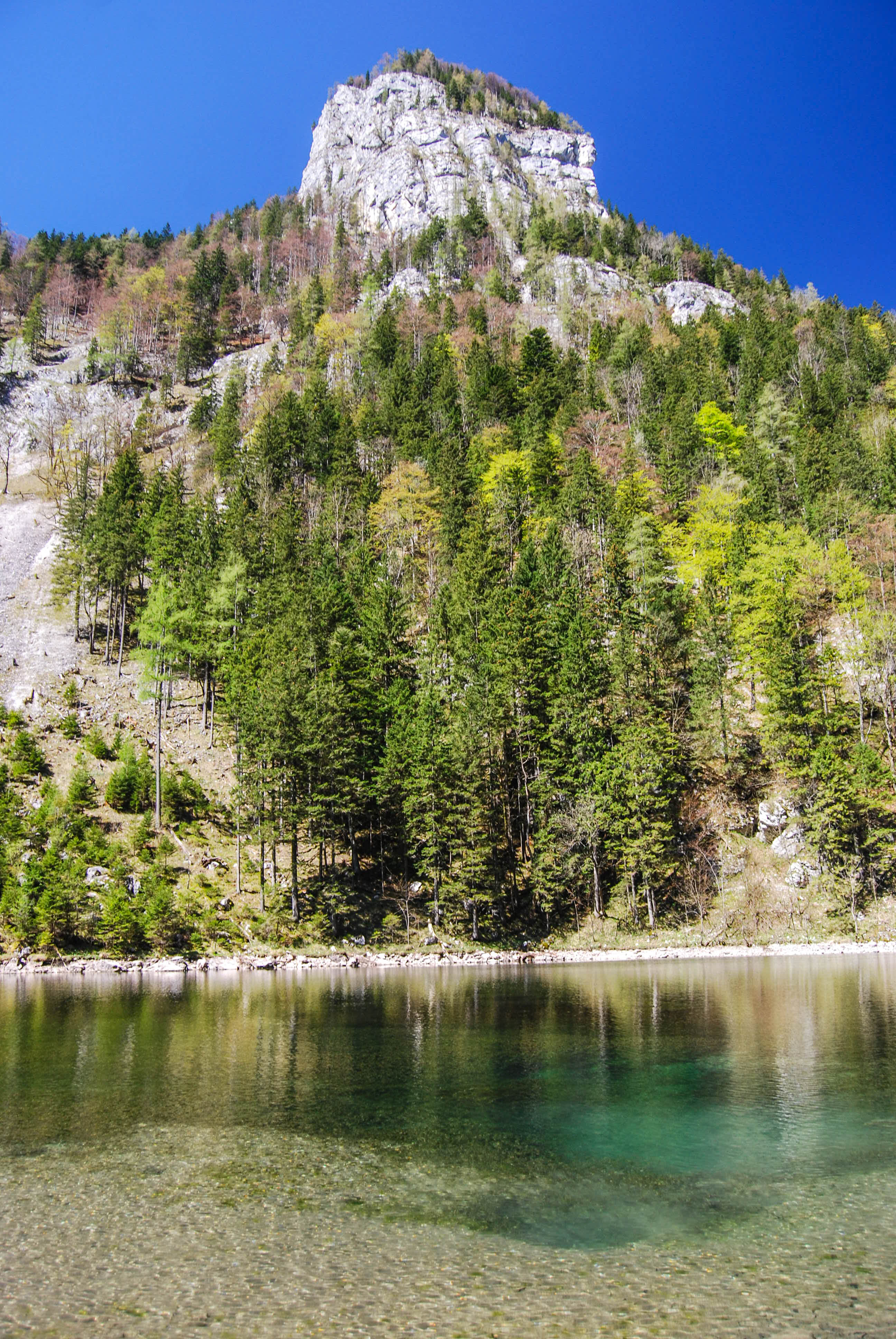 Skala nad jazerom Mittersee. Cesta k jazeru trvala priblizne 50 minút.