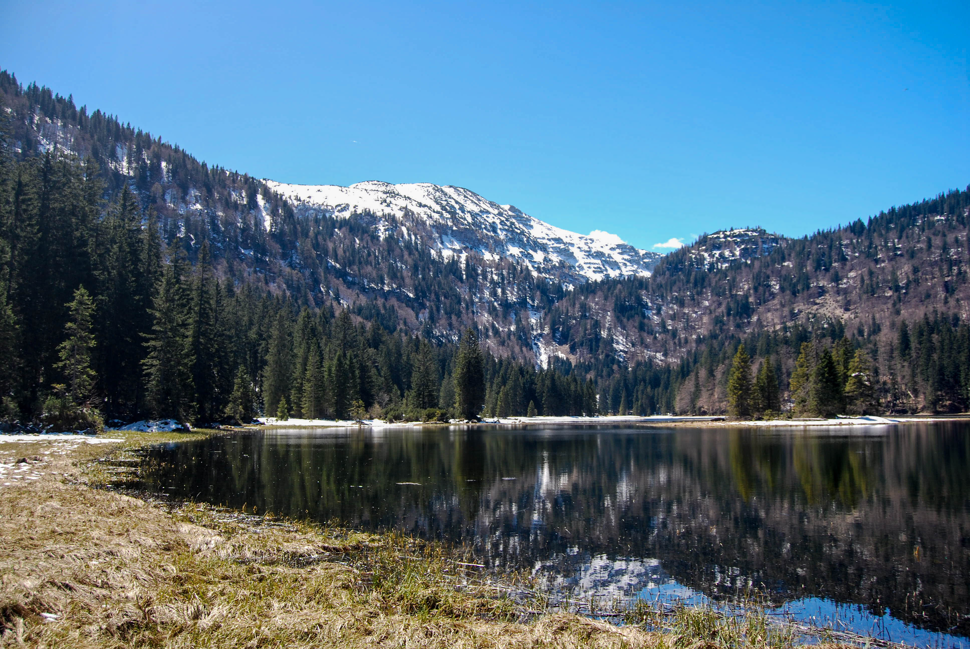 Jazero Obersee, v pozadí časť vrcholu Dürrenstein