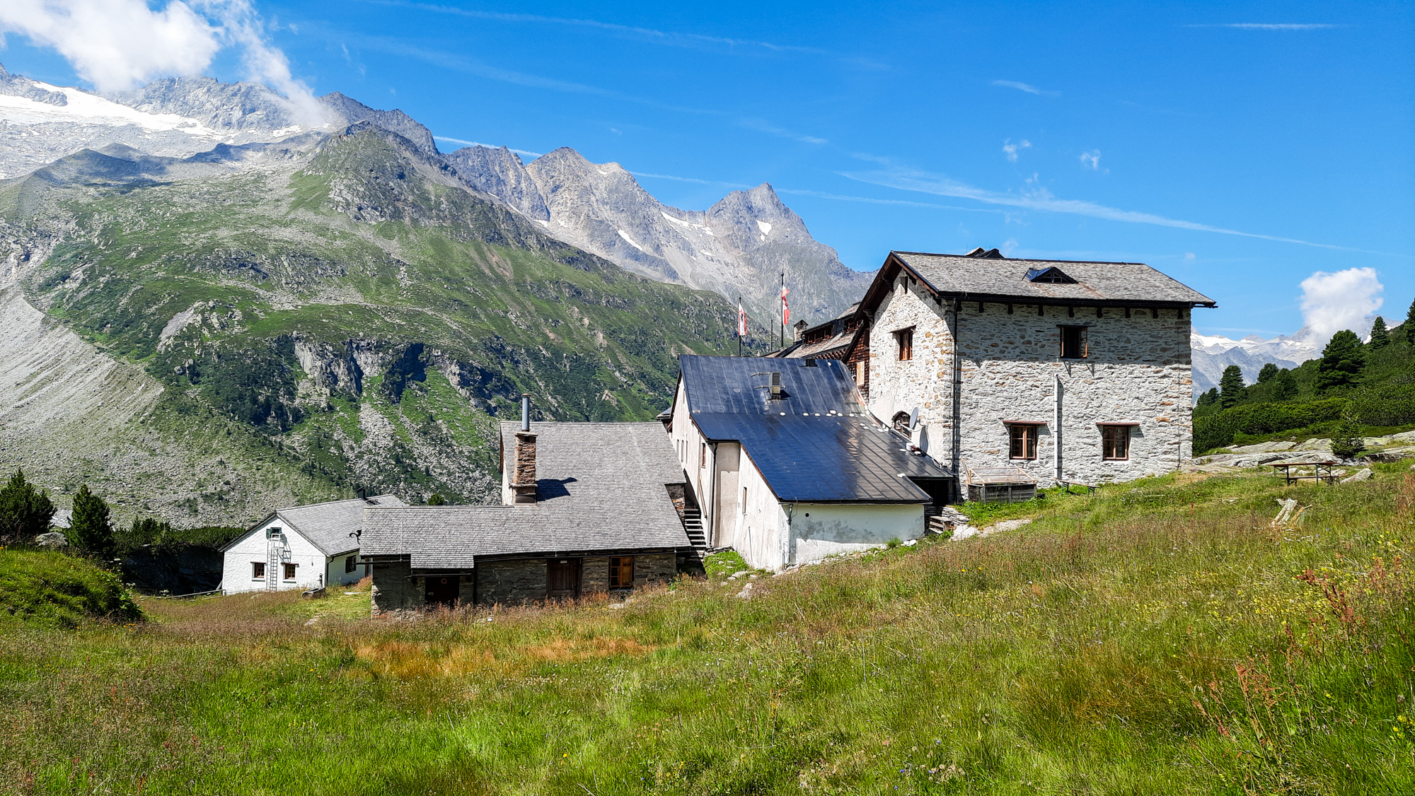 Berliner Hütte sa začala stavať už v roku 1879 a výstavba do súčasnej podoby trvala do roku 1911.