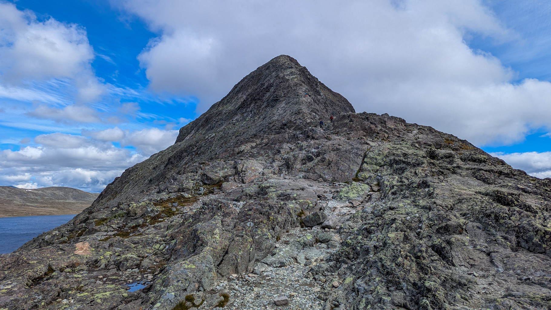 Pohľad späť na hrebeň a vrchol Veslfjellet, ktorý je najvyšším bodom celej trasy.