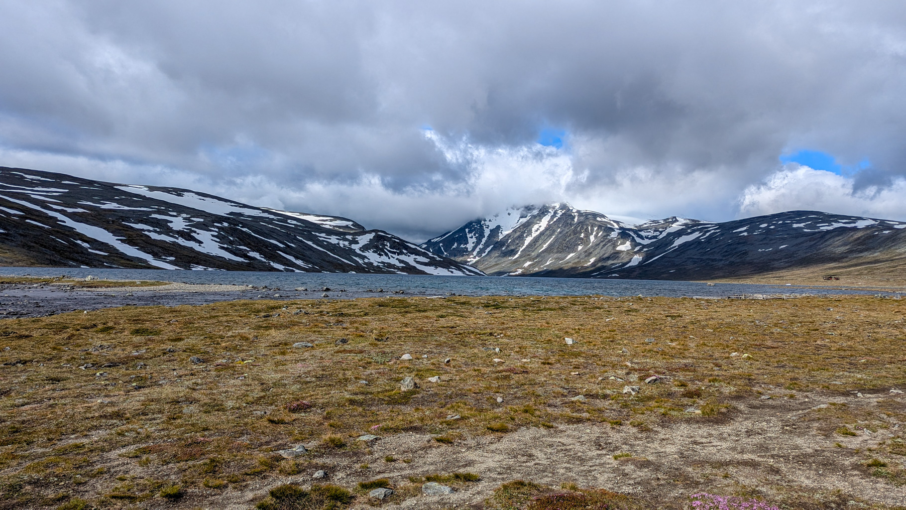 Jazero Bessvatnet, ku ktorému trasa vedie, sa nachádza vo výške približne 1373 m n. m.