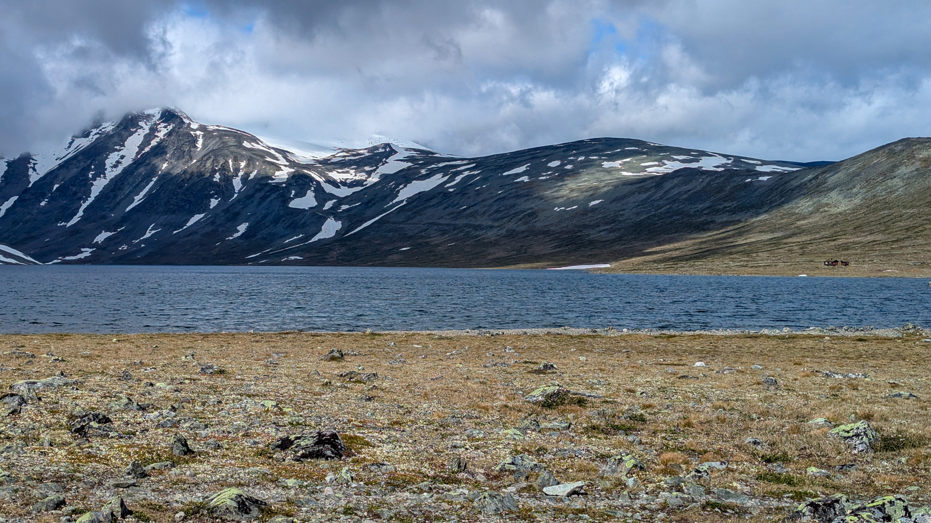 Pohľad na jazero Bessvatnet s masívom Besshø v pozadí (2258 m n. m.), najvyšší vrch v okolí.