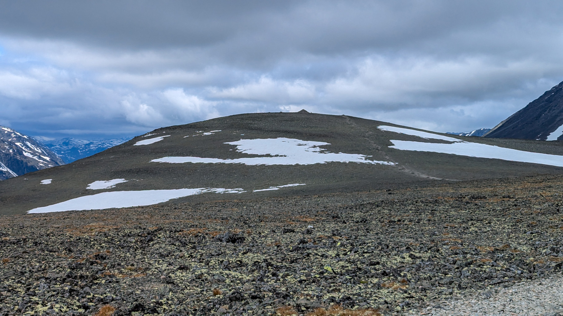 Najvyšší bod trasy je vrchol Veslfjellet (1743 m n. m.), z ktorého je výhľad na hory Jotunheimenu.