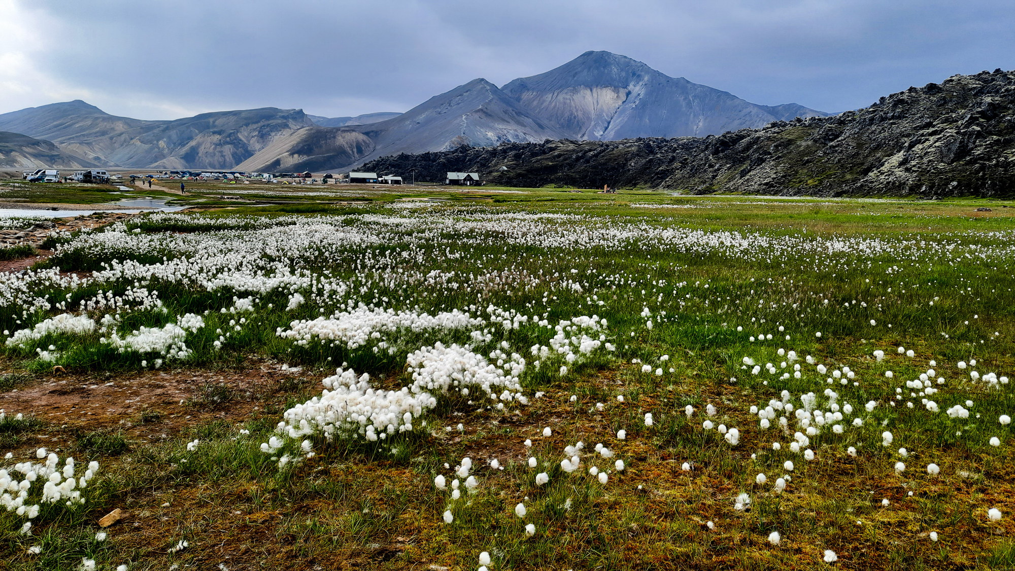 Začiatok túry na vrch Bláhnukúr od kempingu v oblasti Landmannalaugar.