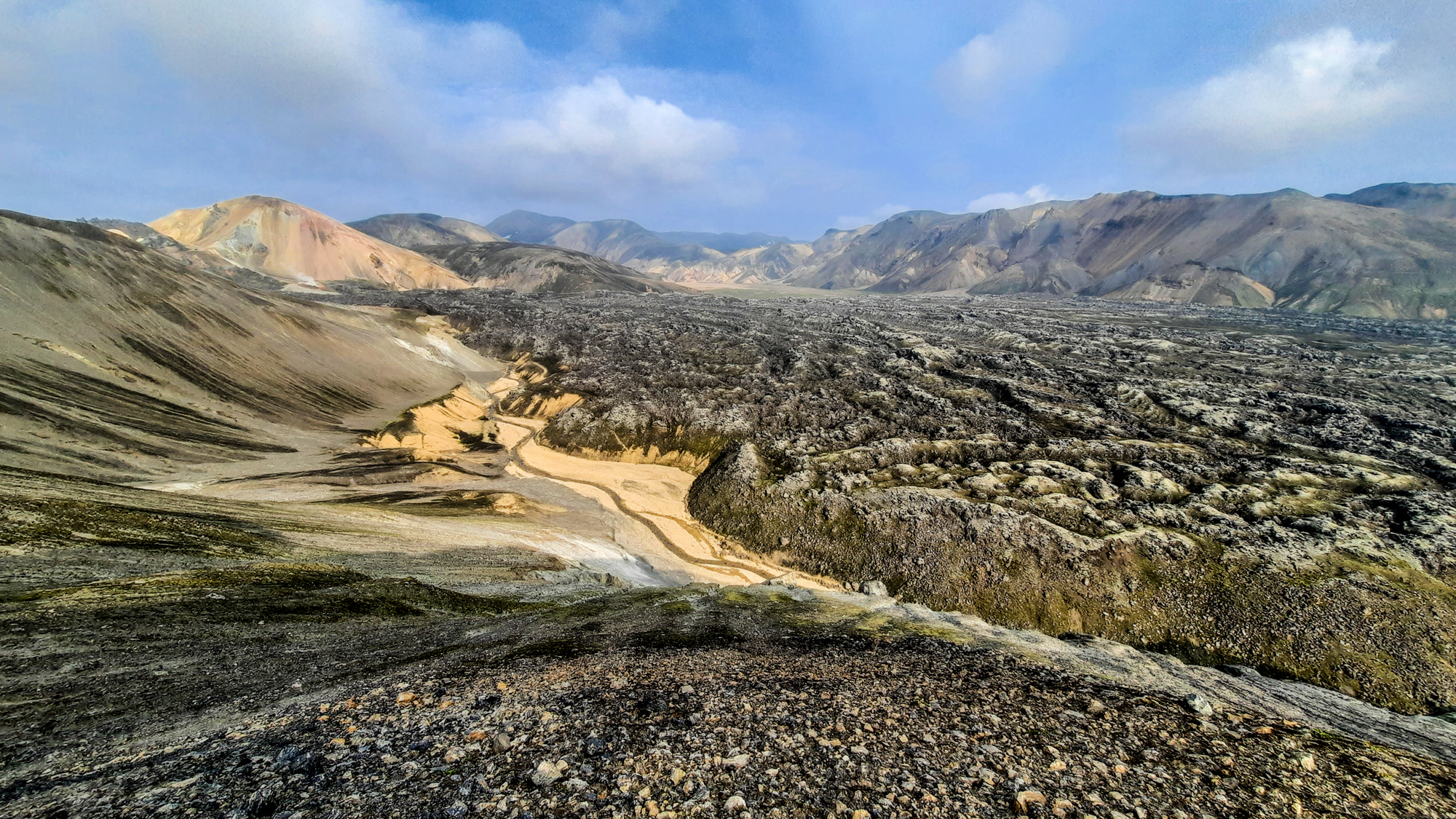 Oblasť je známa geotermálnou aktivitou, viditeľné je lávové pole pod vrchom.