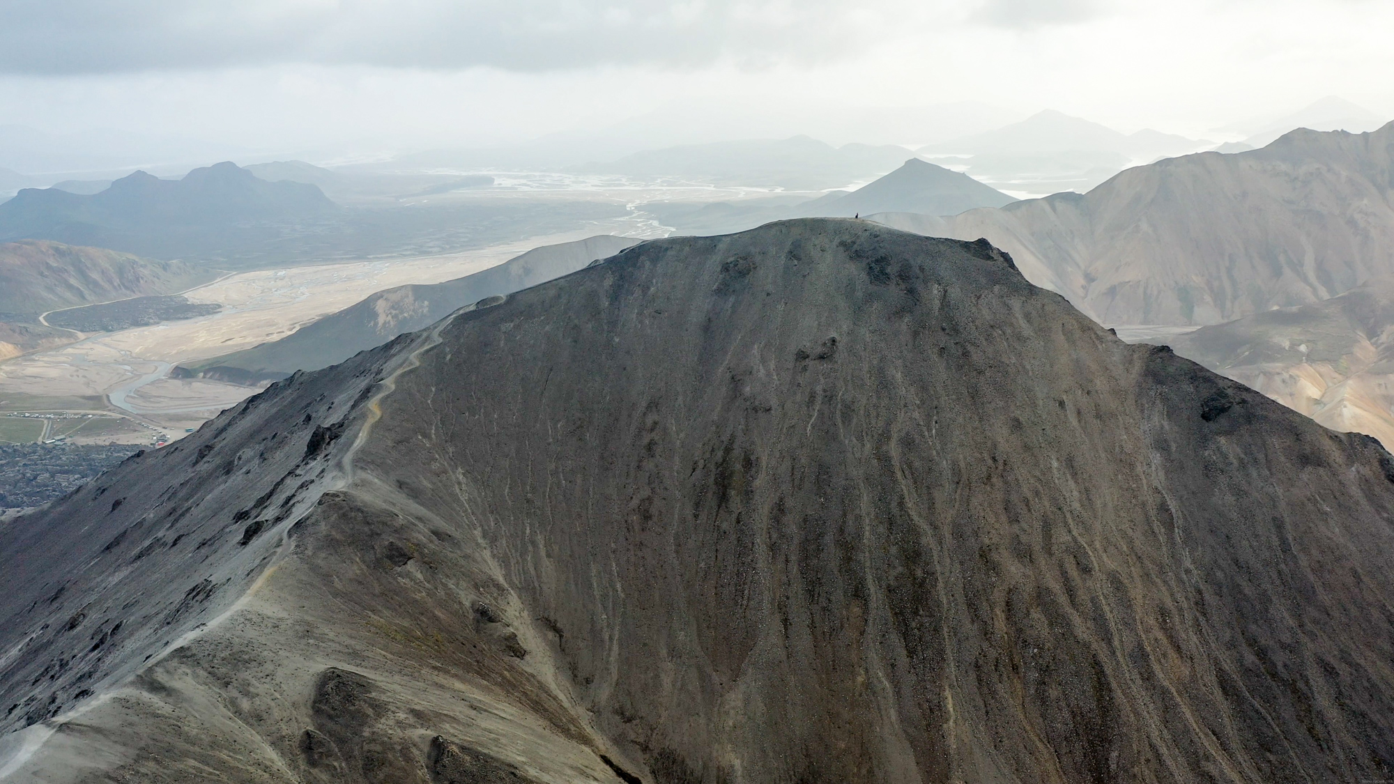 Vrchol Bláhnukúr sa nachádza vo výške 940 metrov nad morom.