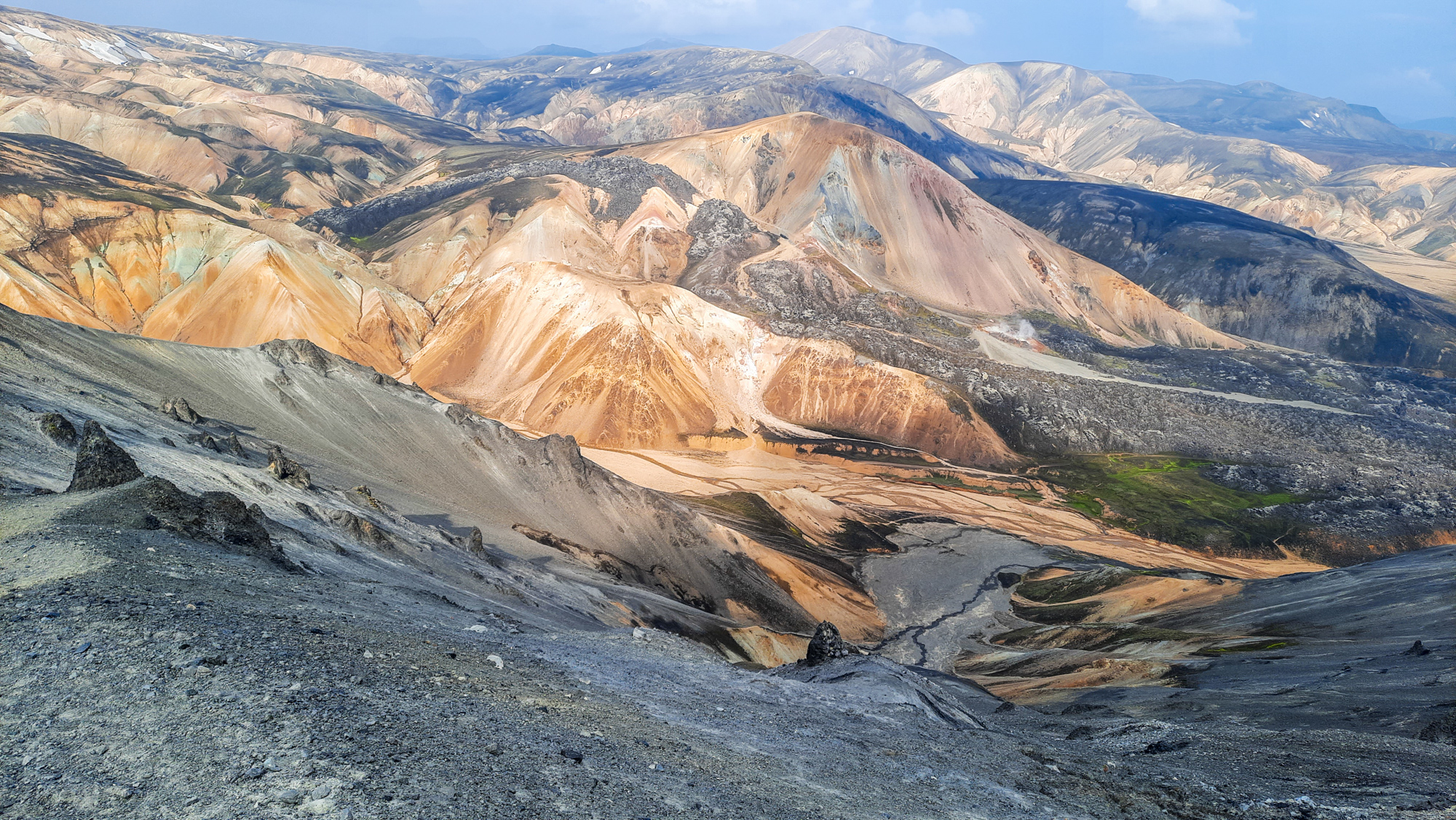 Po ceste dole je množstvo panoramatických výhľadov na okolité farebné hory.