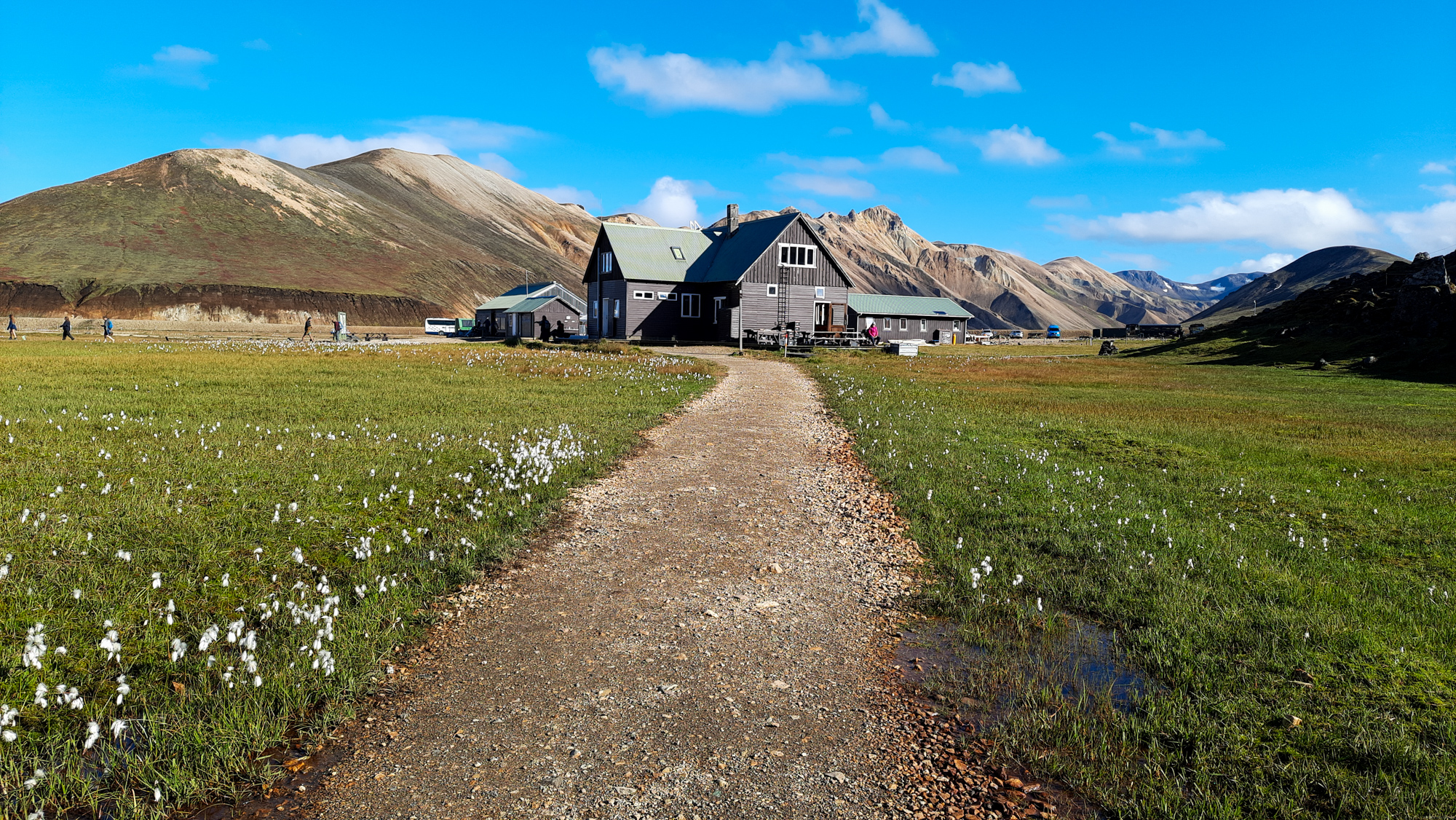 Túra začína vedľa turistického centra Landmannalaugar, odkiaľ vedie značený chodník.