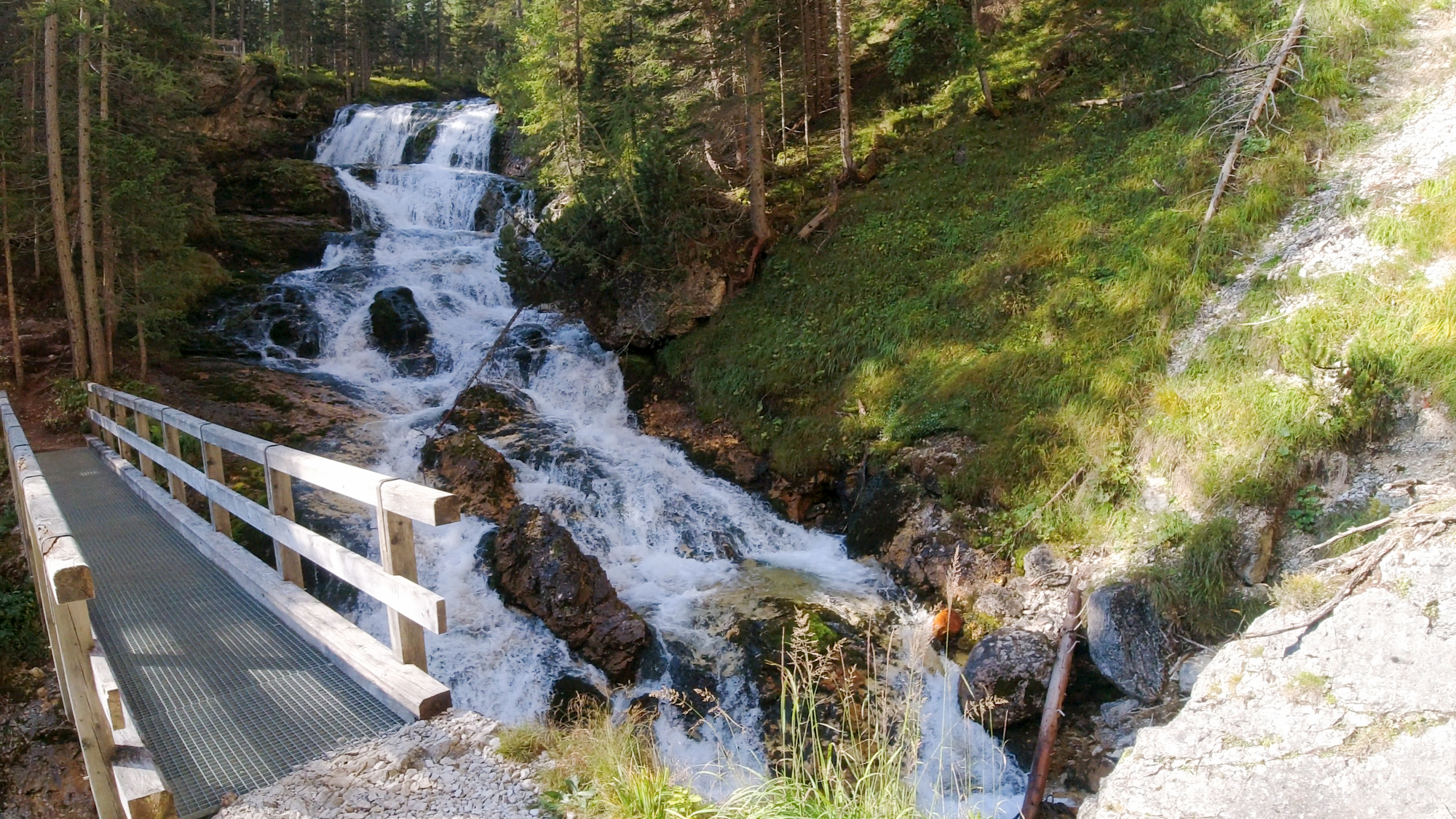 Cesta neskôr vedie popri rieke Fanes.