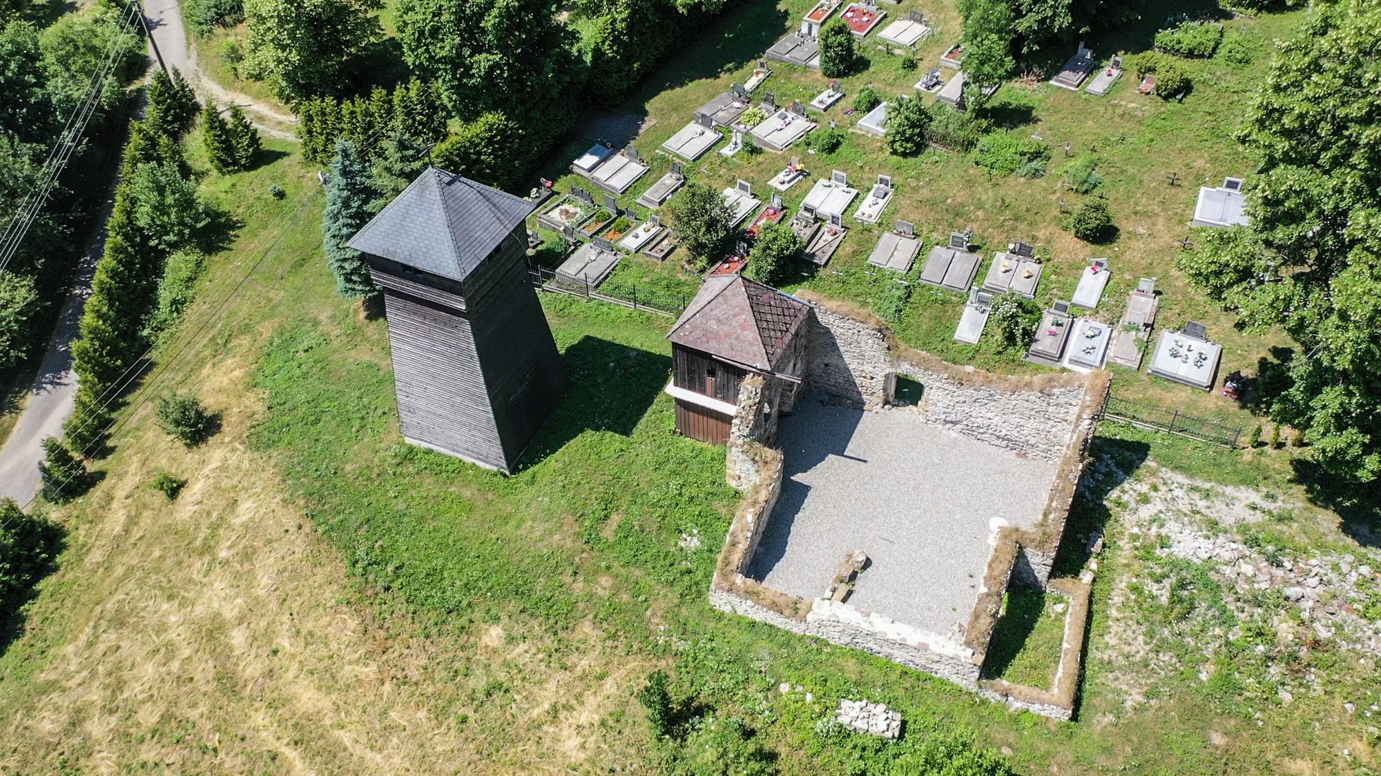 Zrúcanina kostola v Liptovskej Anne, pohľad zhora.