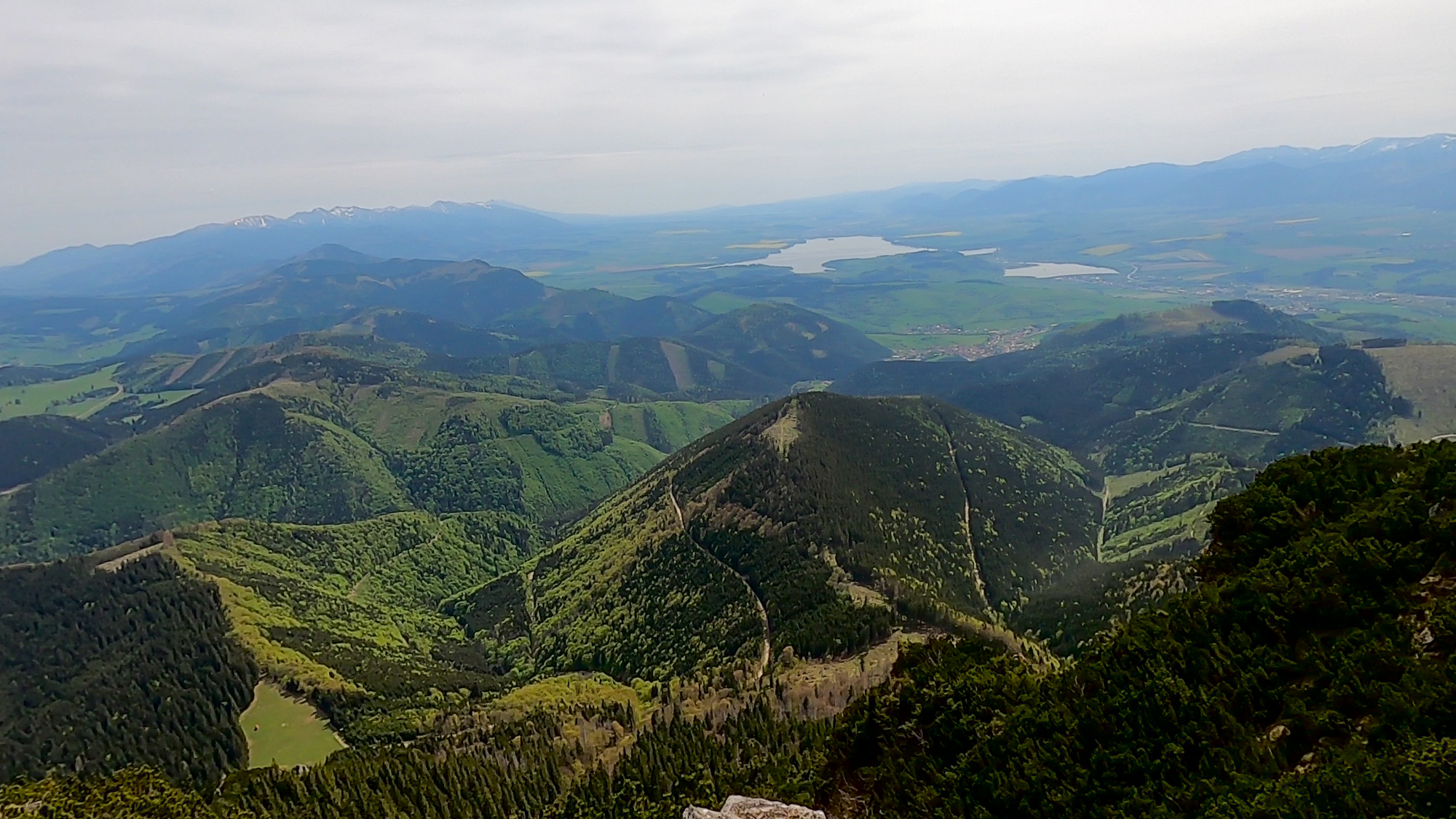 Pohľad z Choča na východ, na Liptovskú Maru a Tatry.