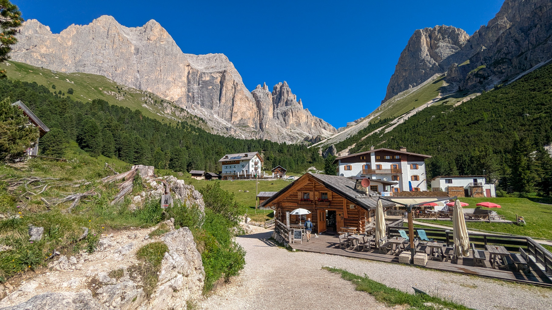 Rifugio Gardeccia je obľúbeným východiskom pre výstupy do masívu Rosengarten.